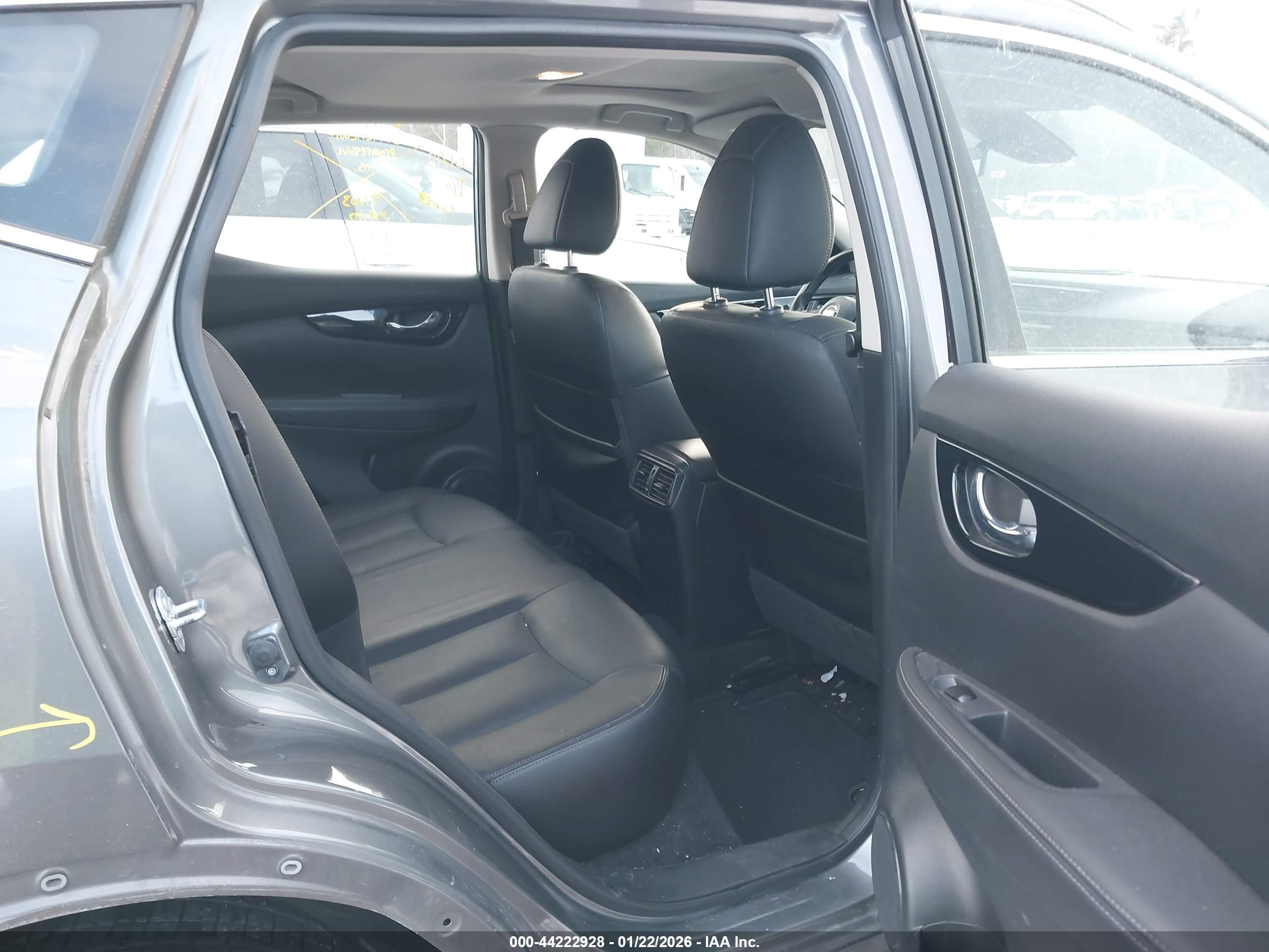 NISSAN ROGUE image 8