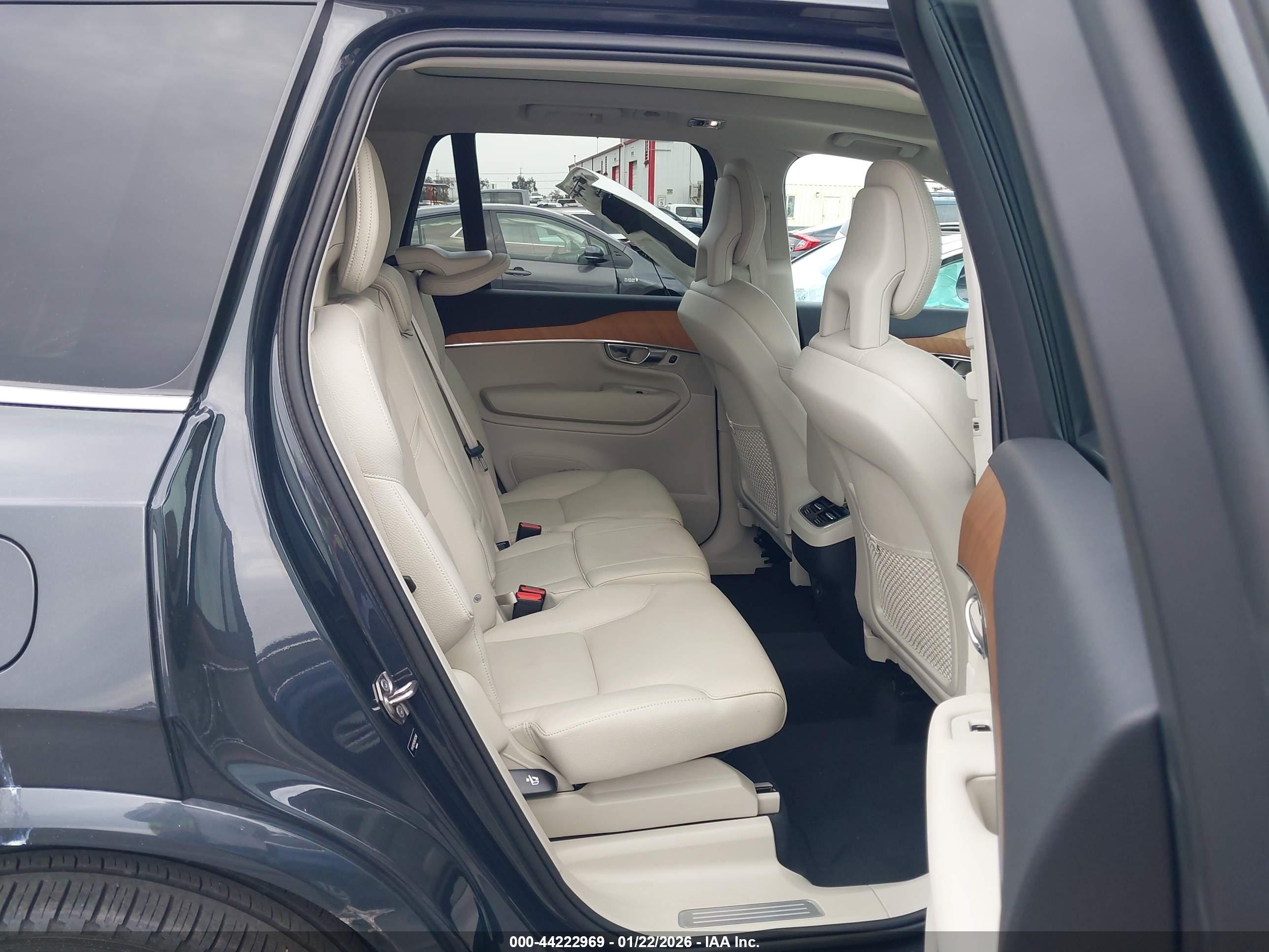 VOLVO XC90 image 8