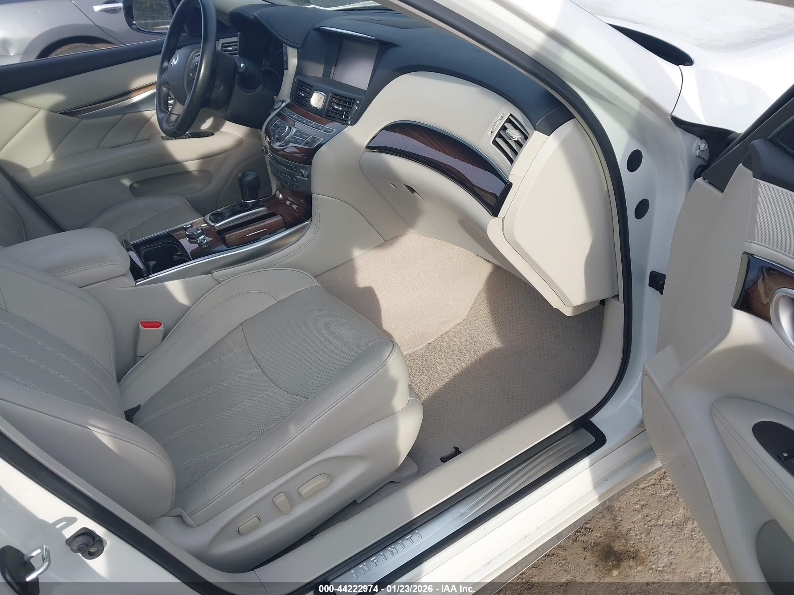 INFINITI Q70L image 5