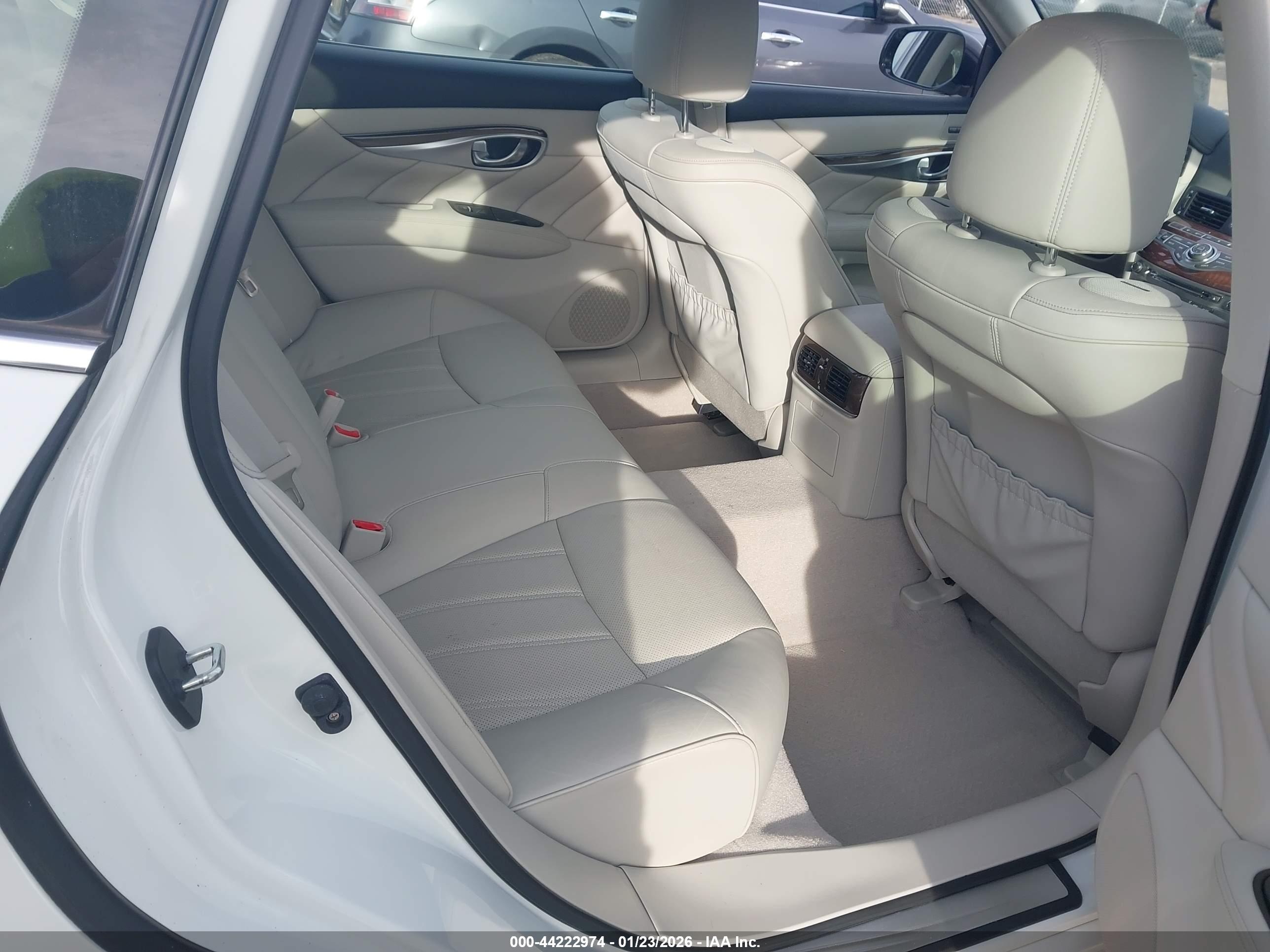 INFINITI Q70L image 8