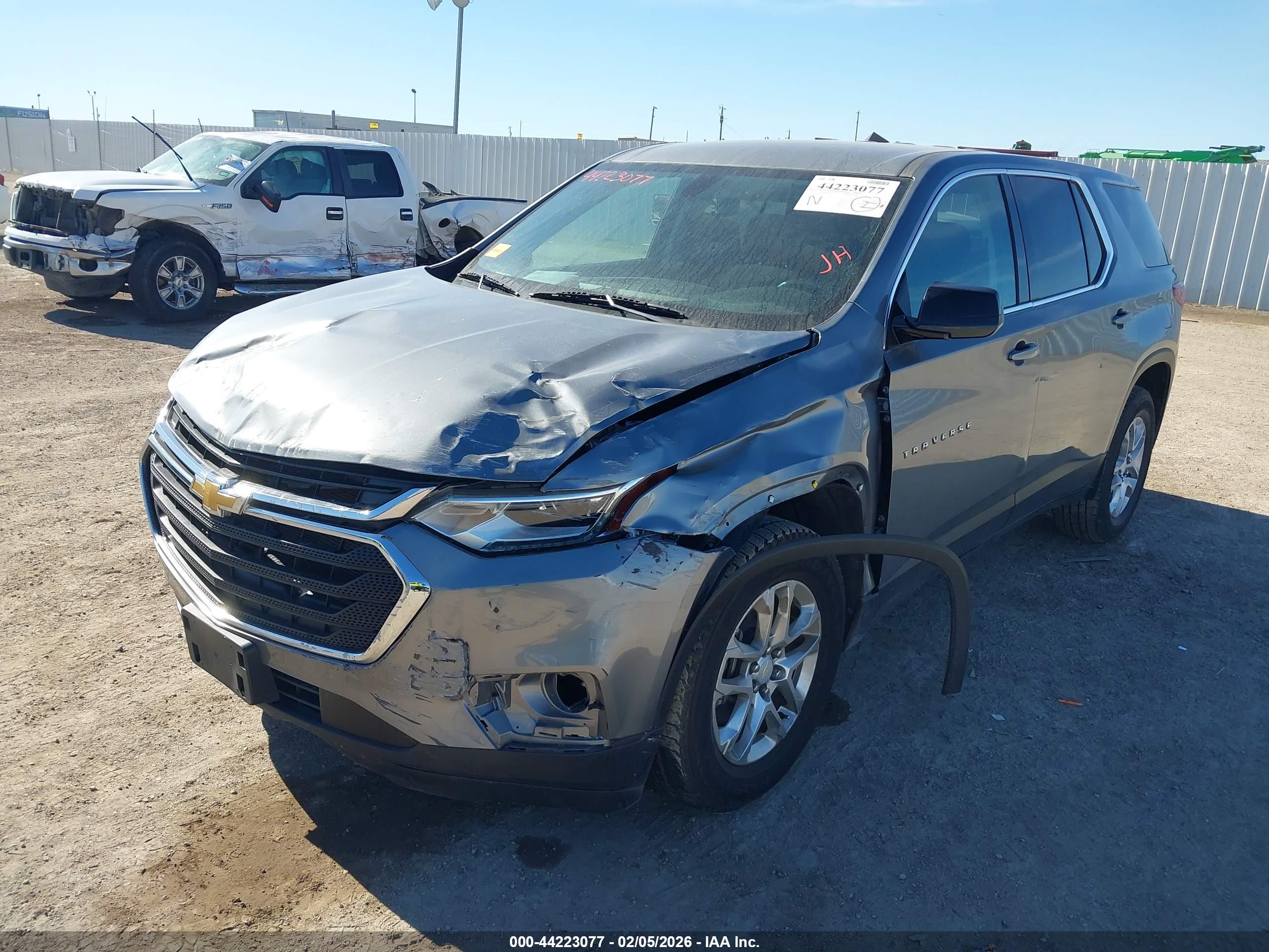 CHEVROLET TRAVERSE image 2