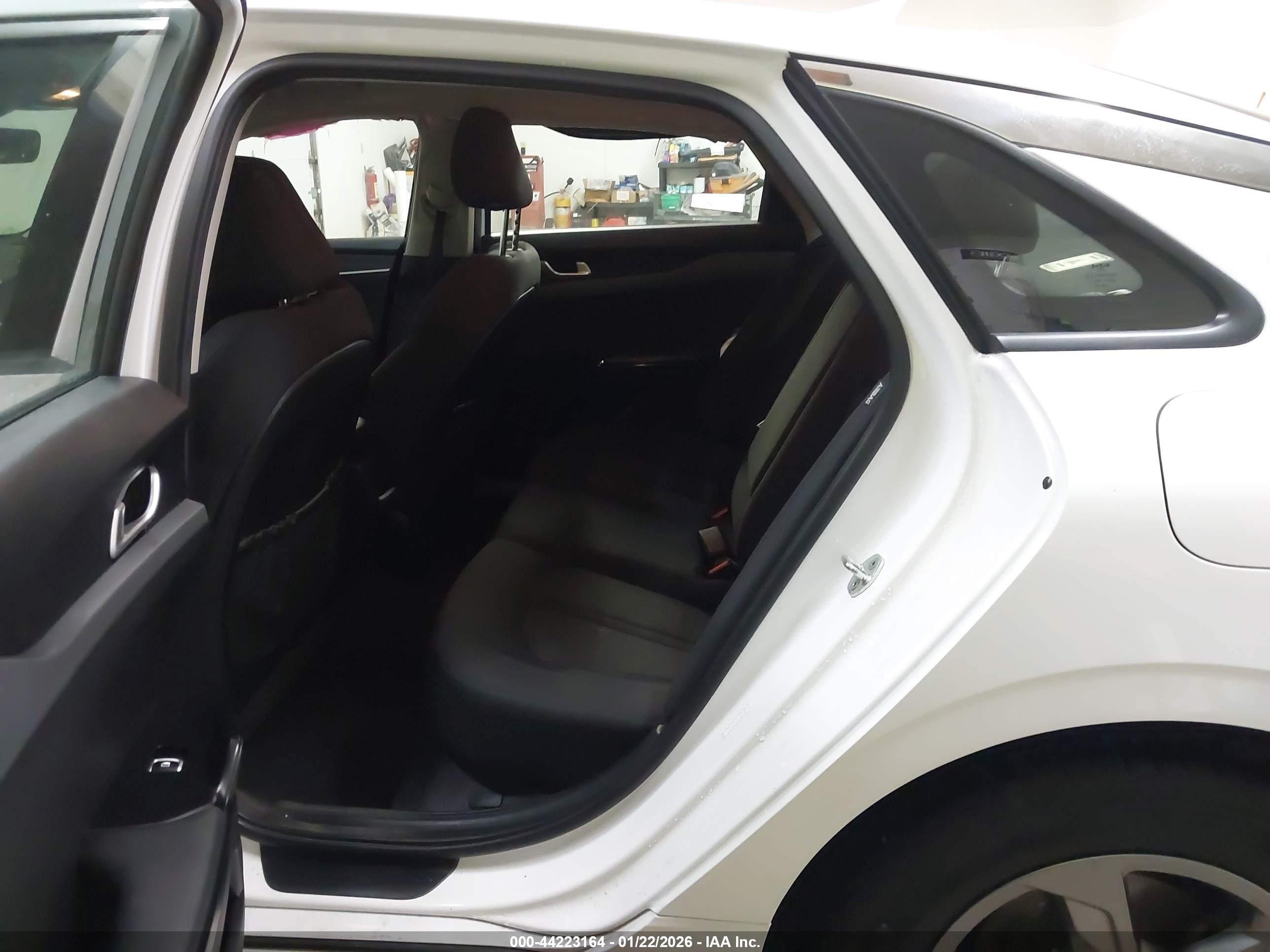 KIA K5 image 8