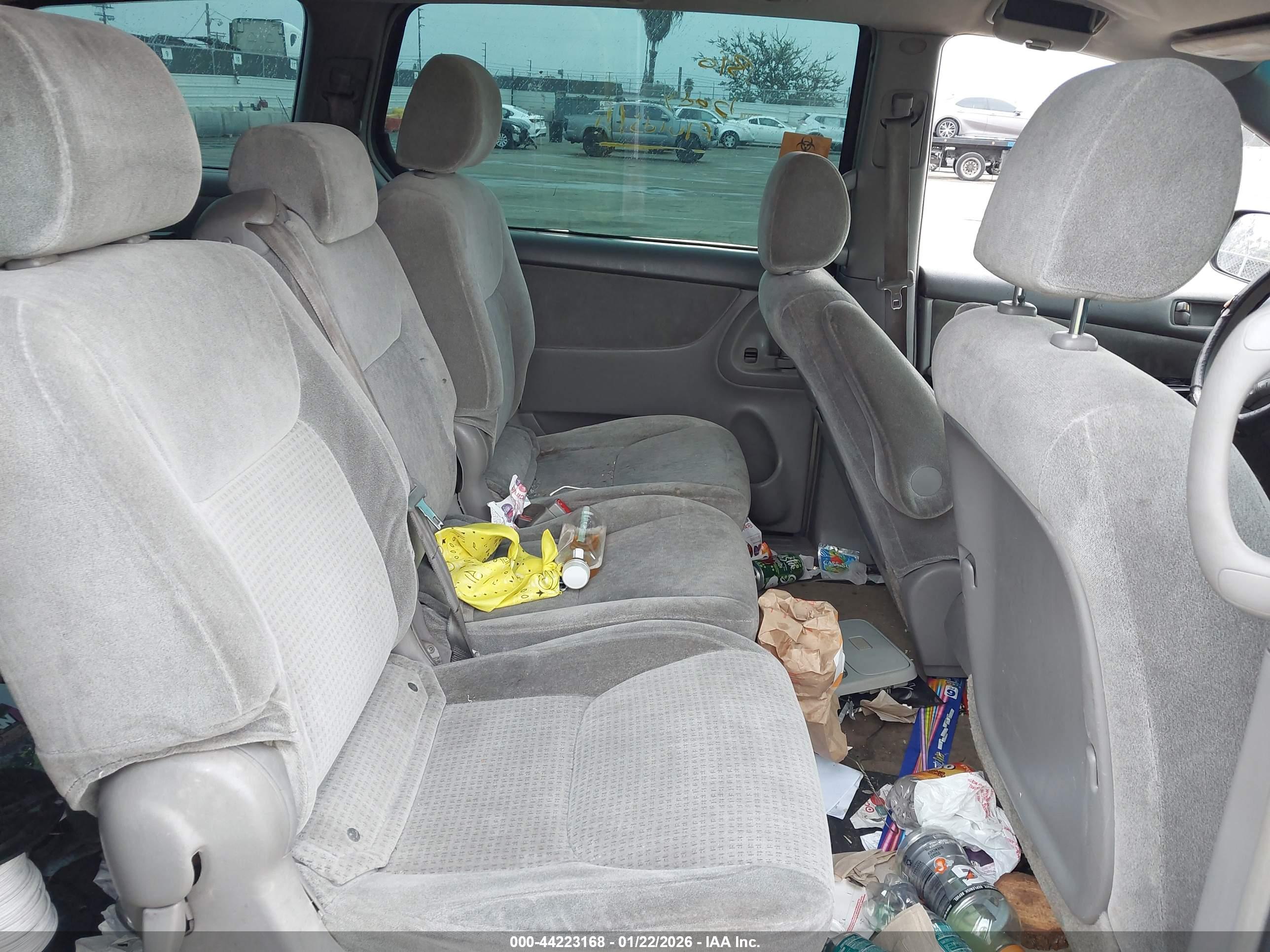 TOYOTA SIENNA image 8