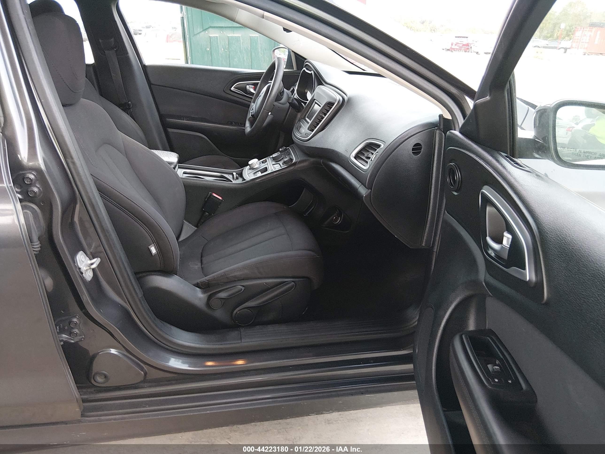CHRYSLER 200 image 5