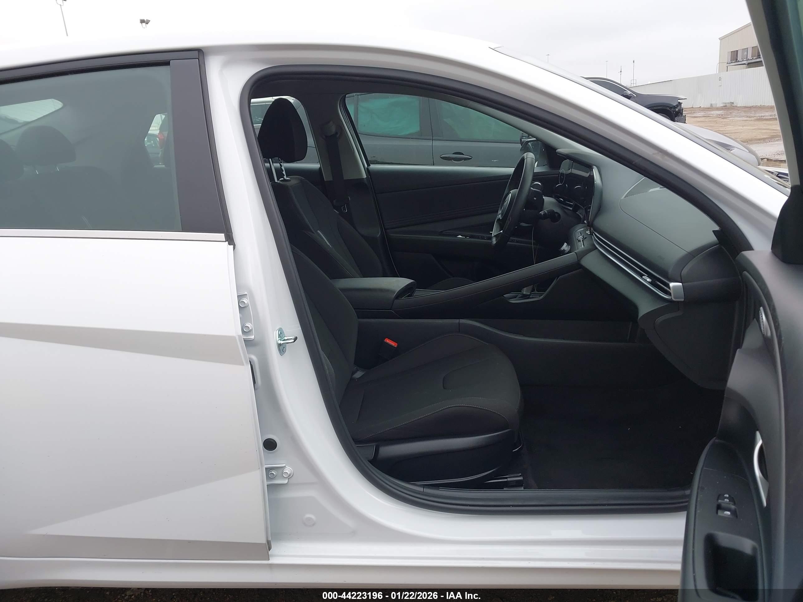 HYUNDAI ELANTRA image 5