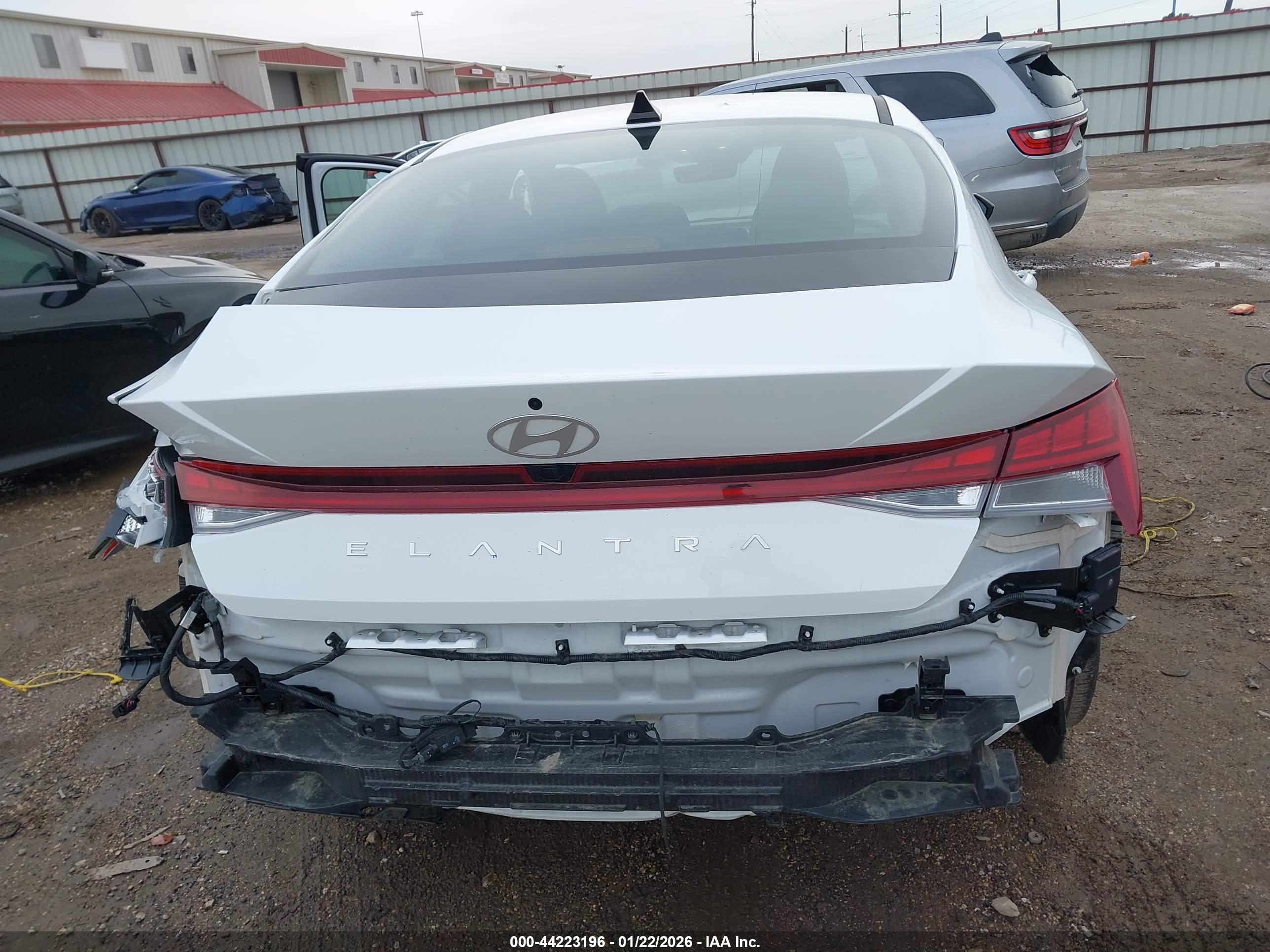 HYUNDAI ELANTRA image 6