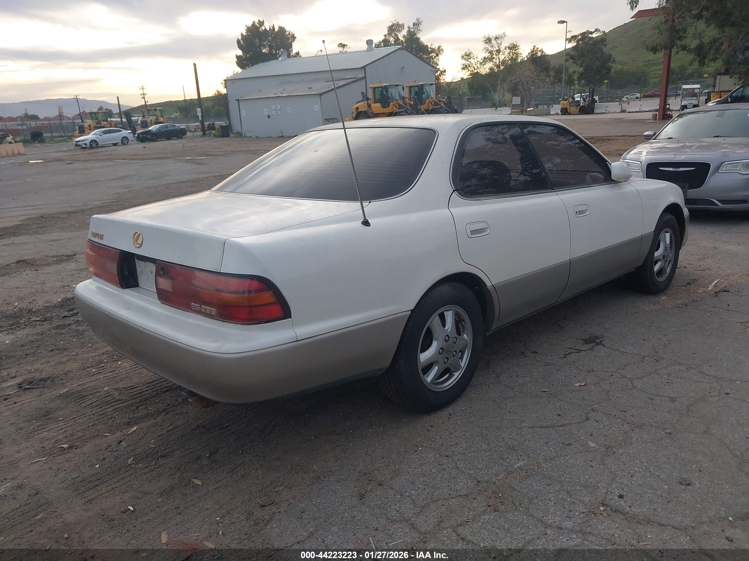 LEXUS ES image 4
