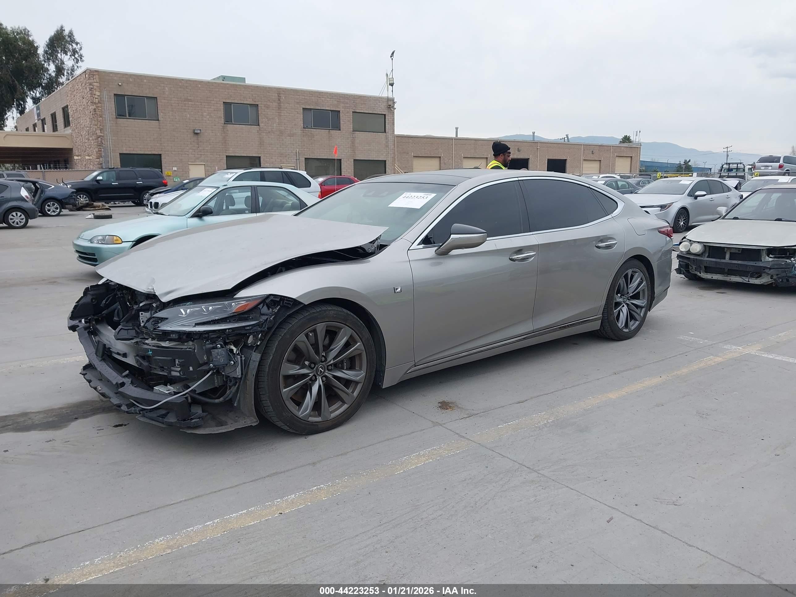 LEXUS LS image 2