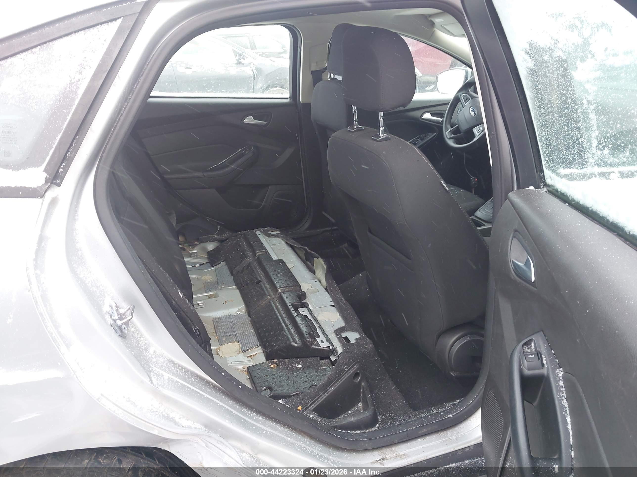 FORD FOCUS image 8