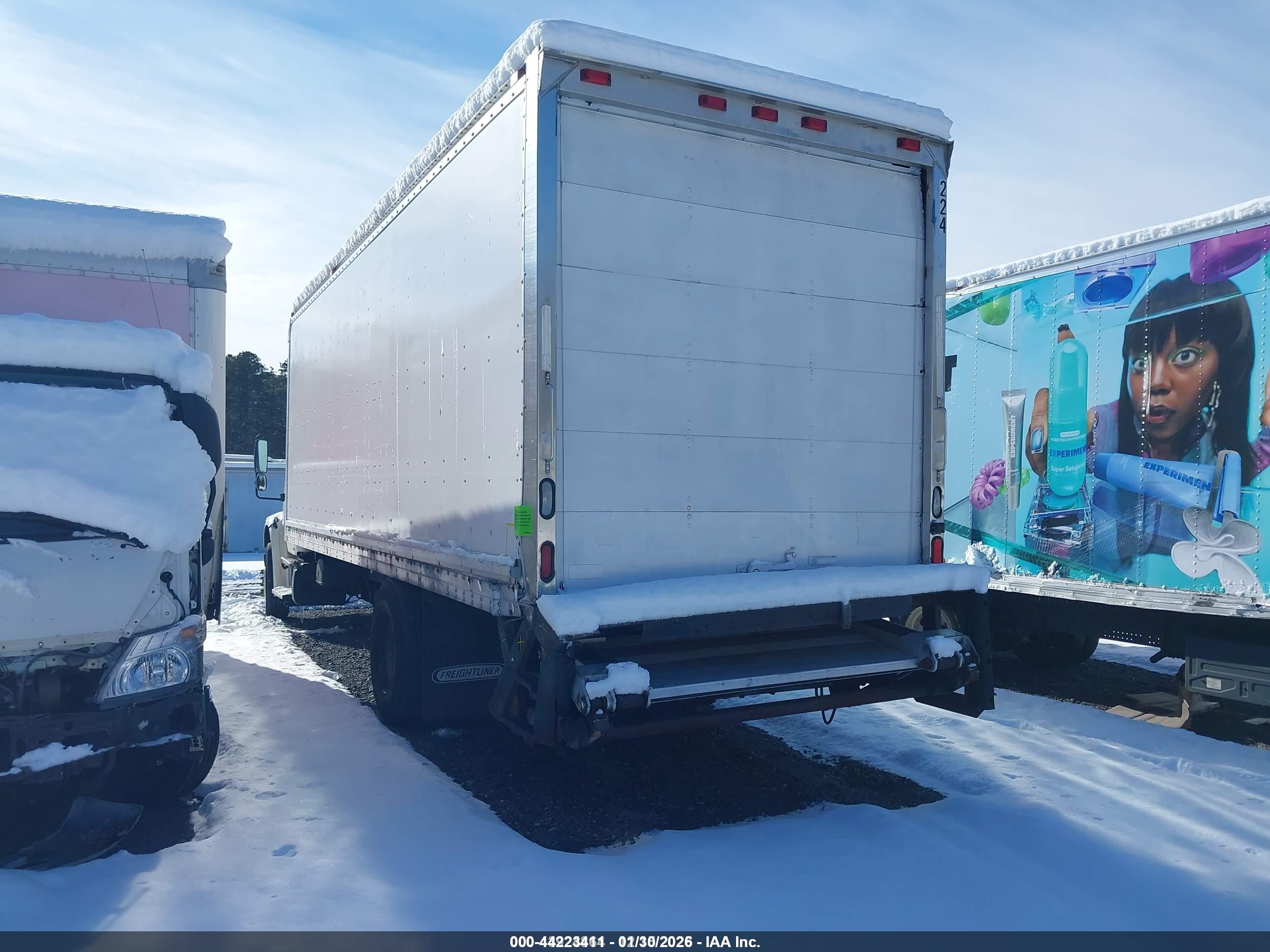 FREIGHTLINER M2 image 3