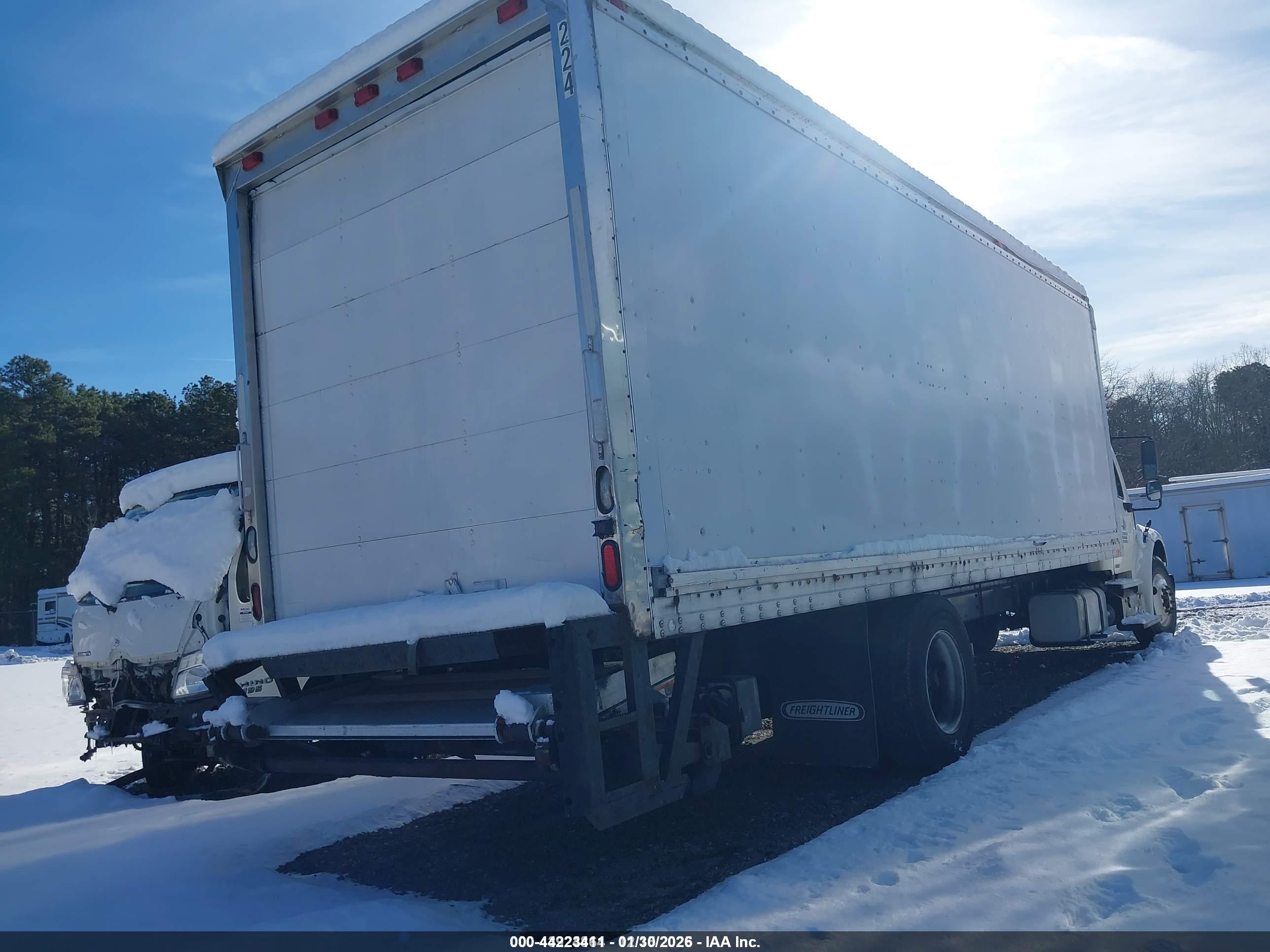 FREIGHTLINER M2 image 4