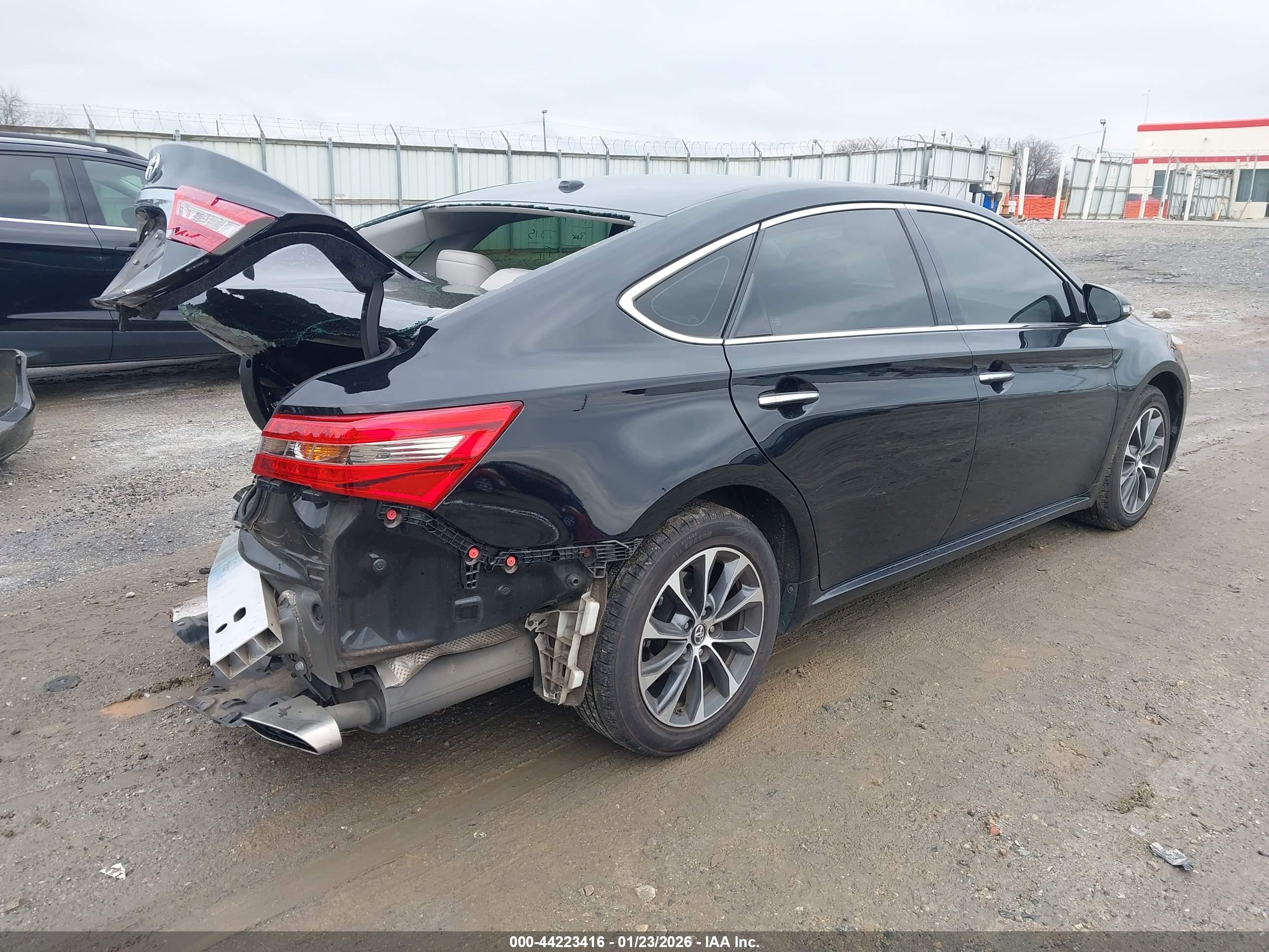 TOYOTA AVALON image 4