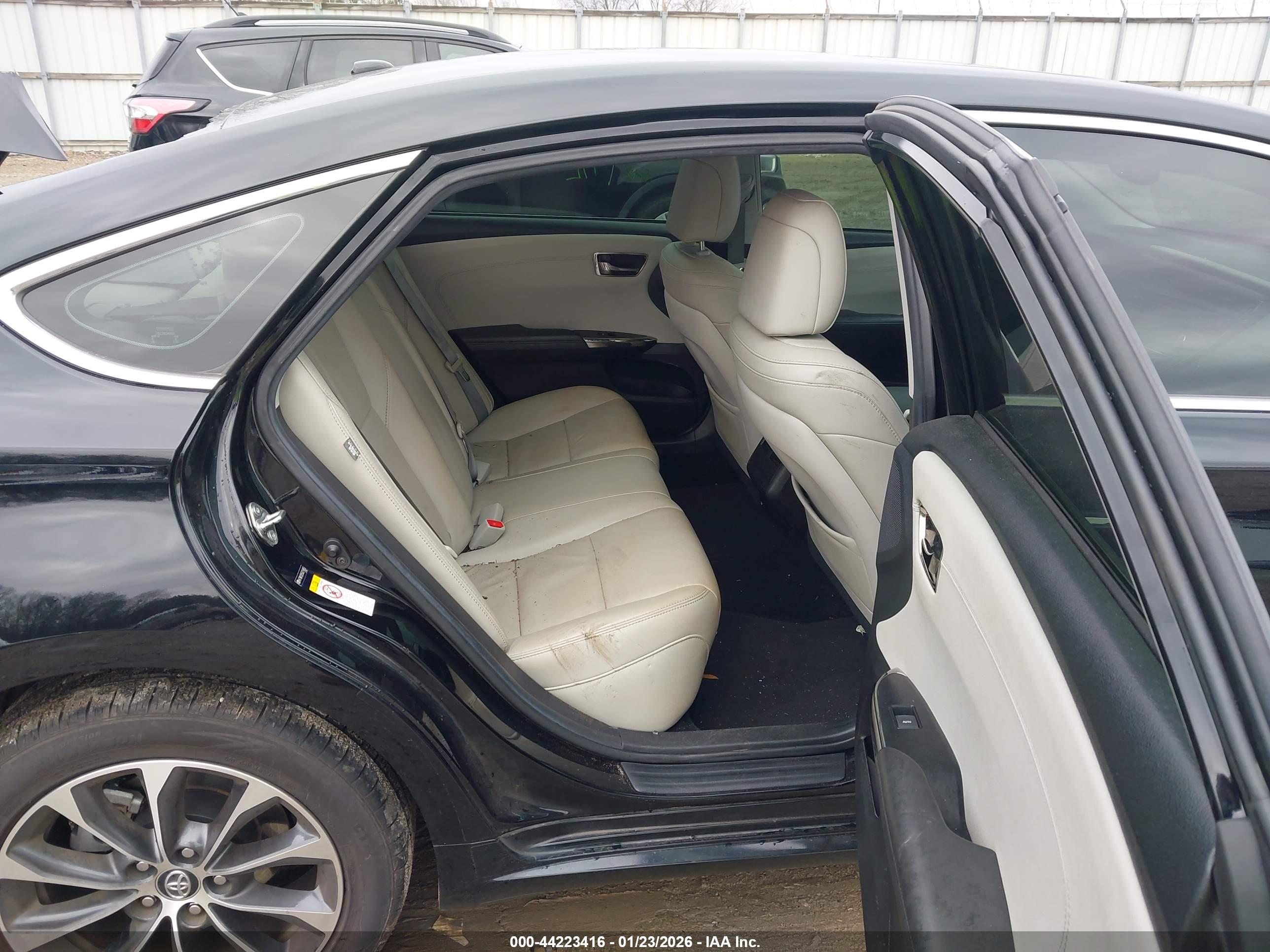 TOYOTA AVALON image 8