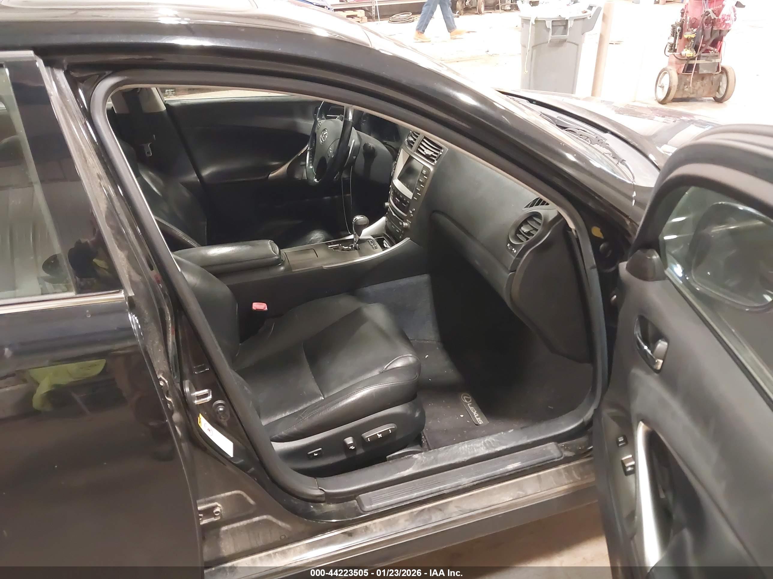 LEXUS IS image 5