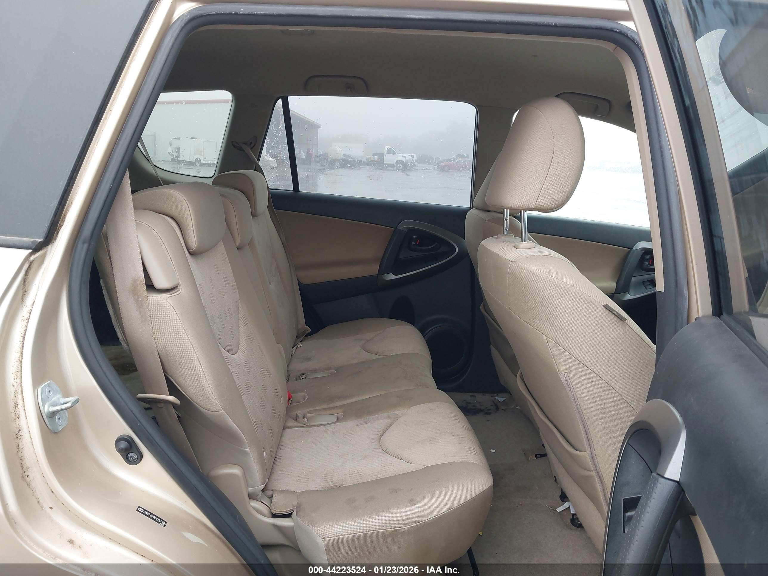 TOYOTA RAV4 image 8
