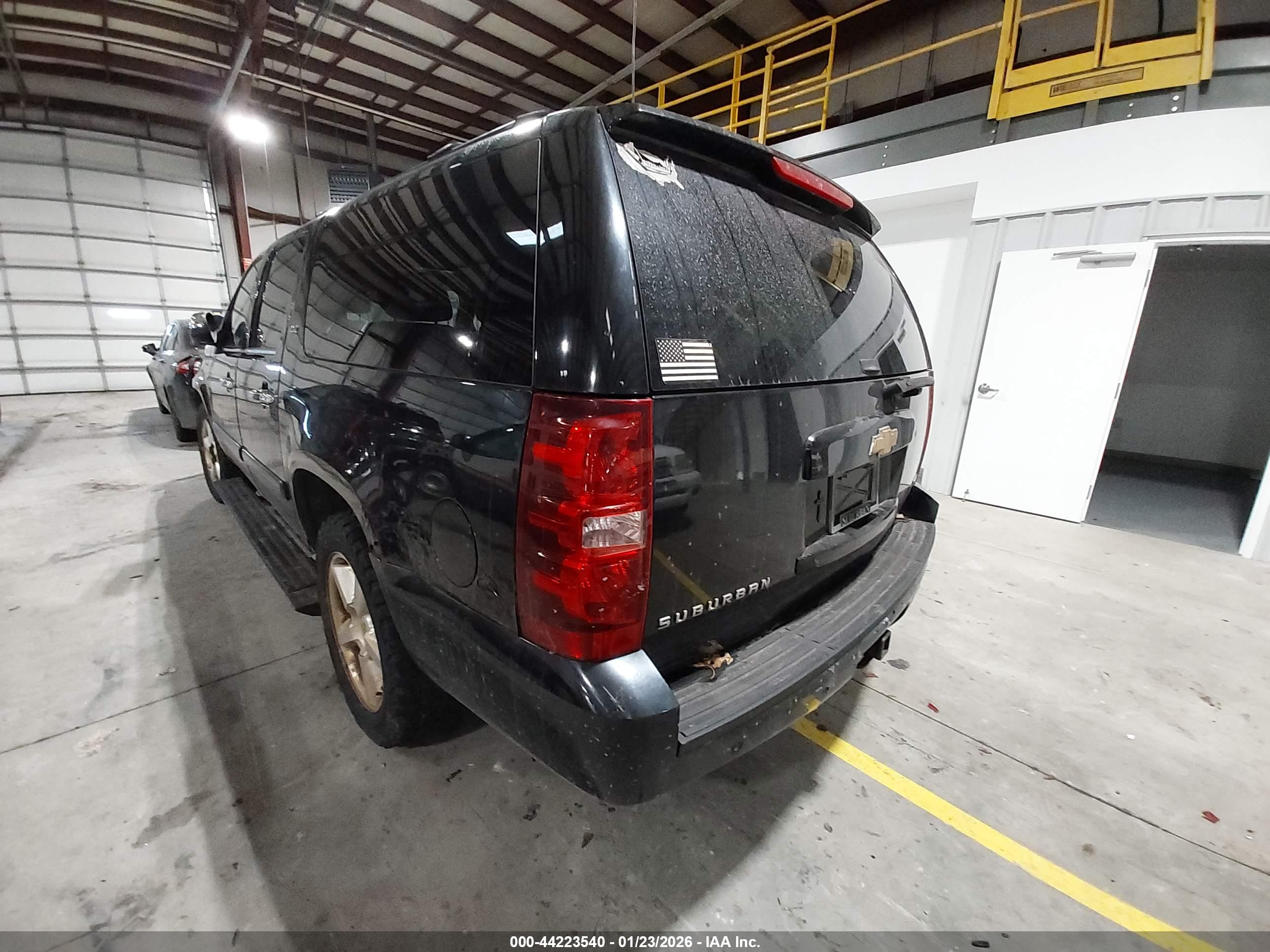 CHEVROLET SUBURBAN image 3