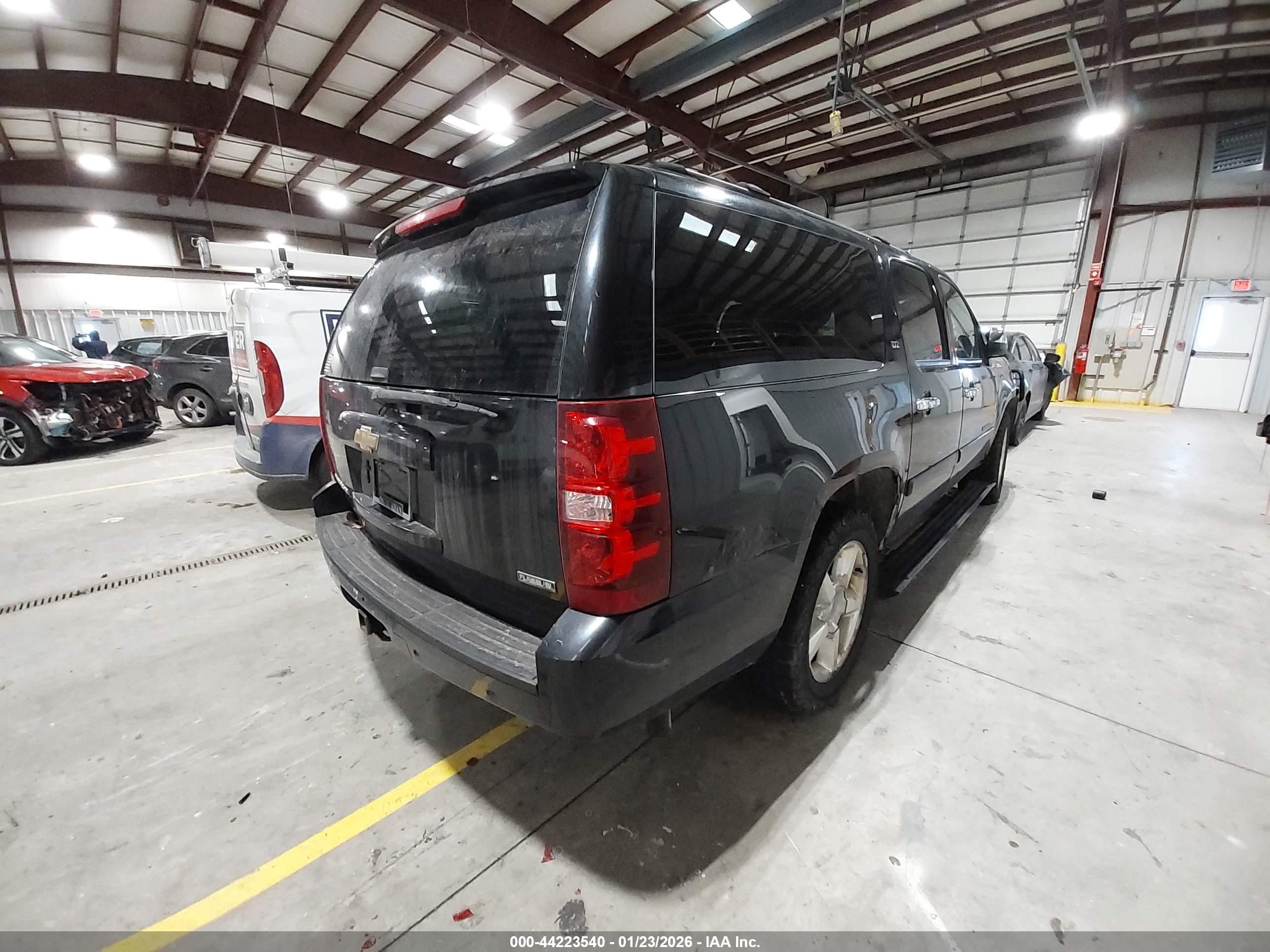 CHEVROLET SUBURBAN image 4