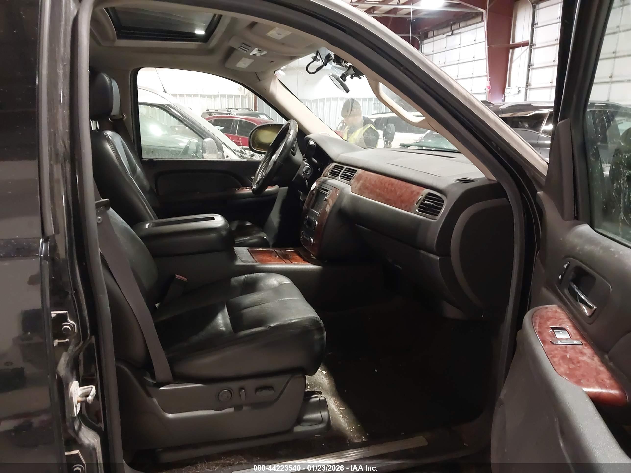 CHEVROLET SUBURBAN image 5