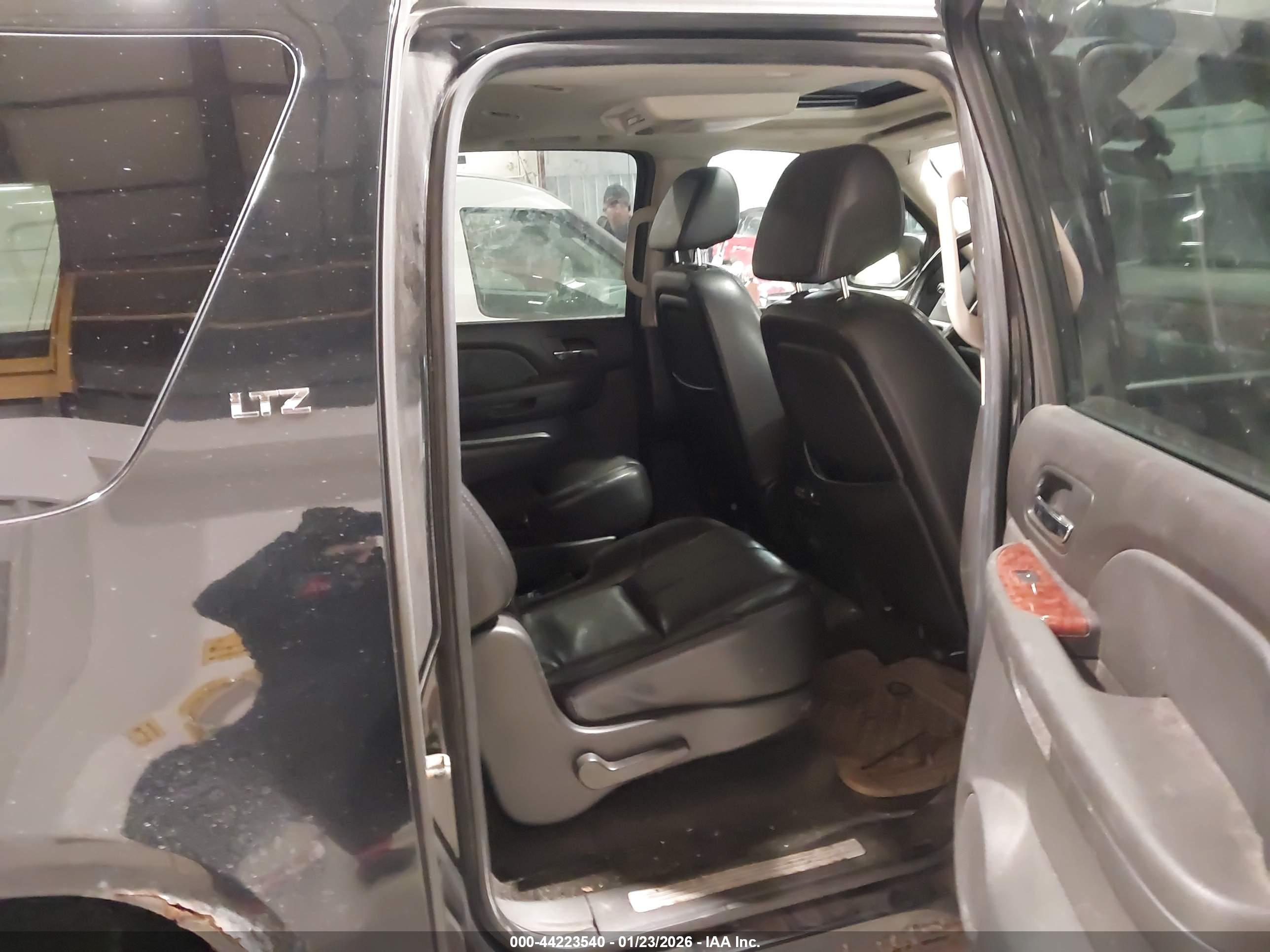 CHEVROLET SUBURBAN image 8