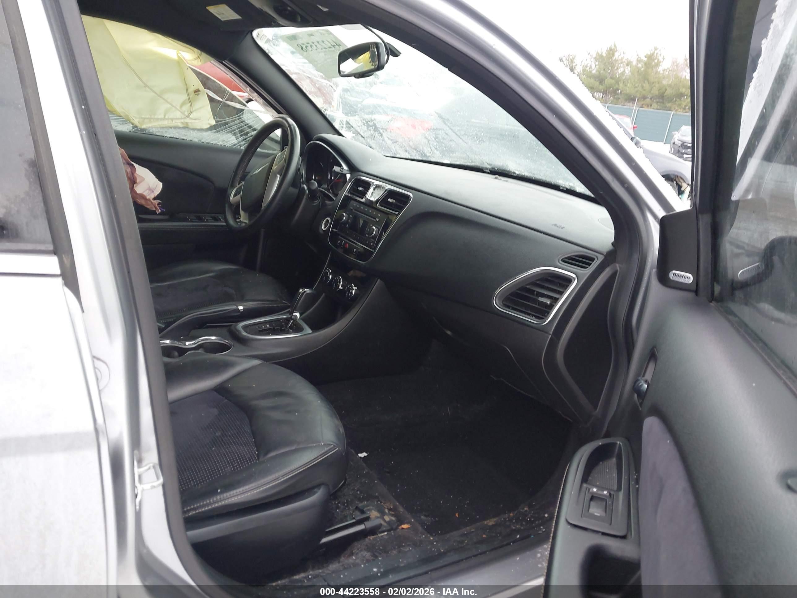 CHRYSLER 200 image 5