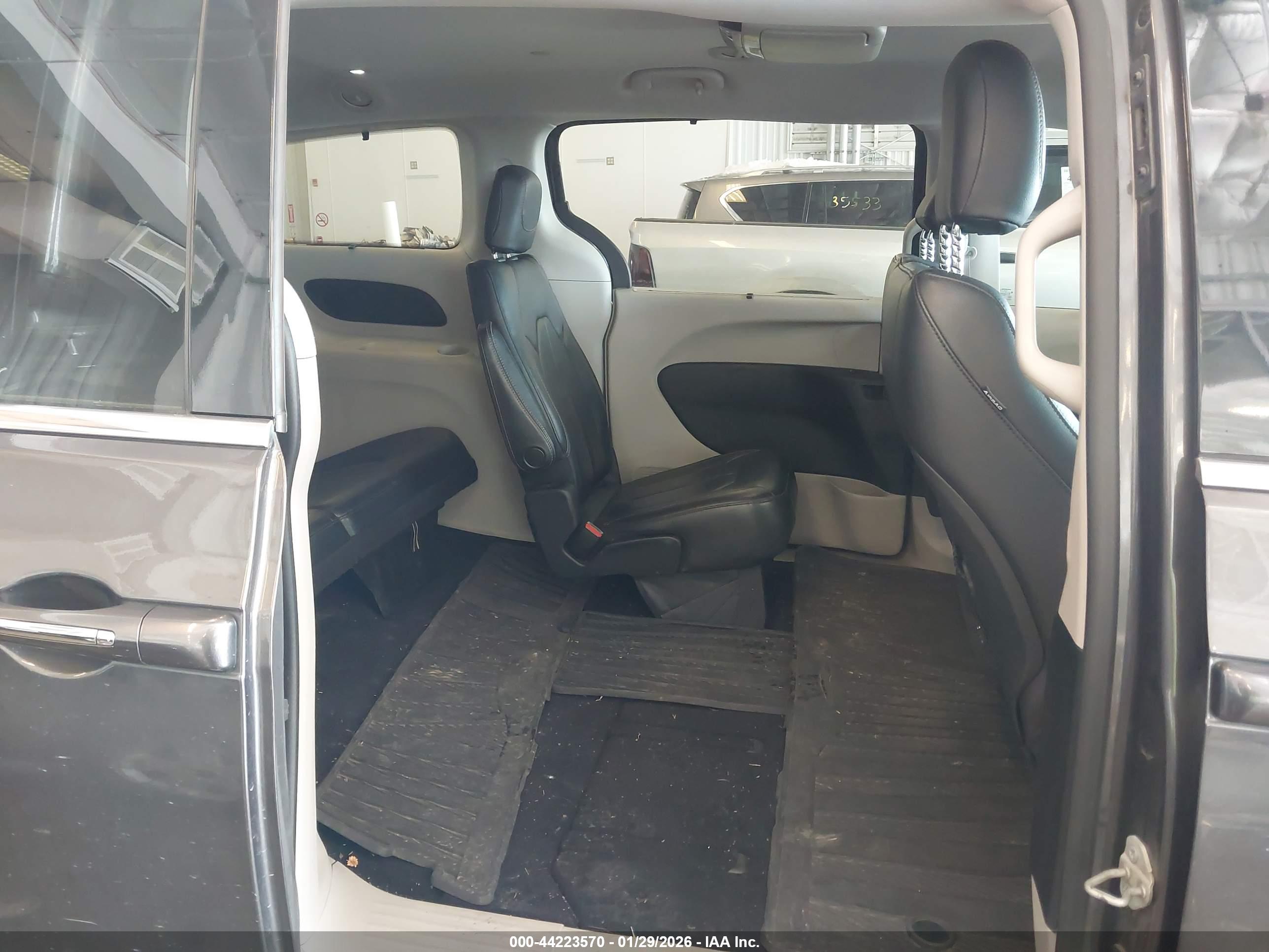 CHRYSLER PACIFICA image 8