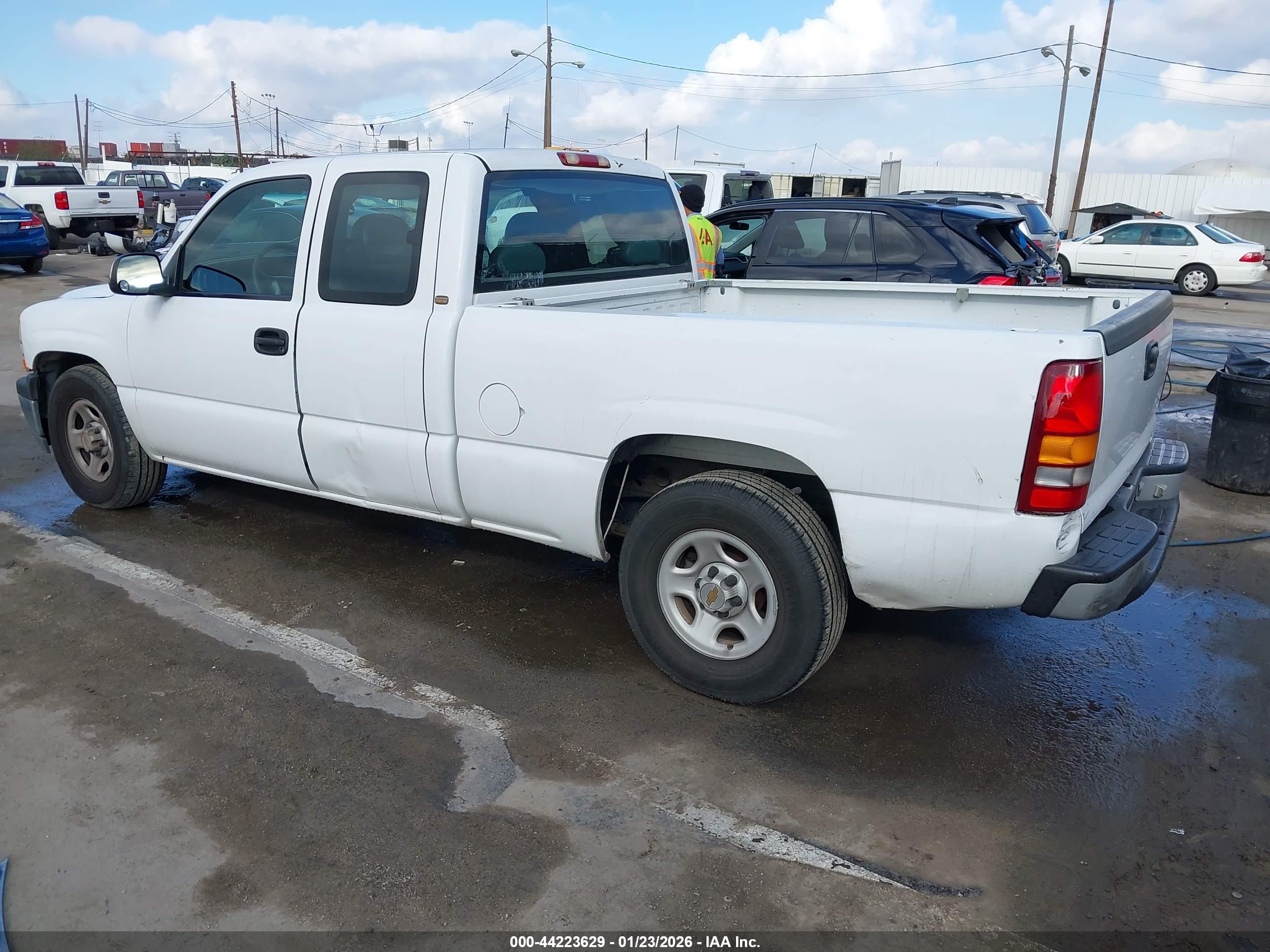 CHEVROLET SILVERADO image 3