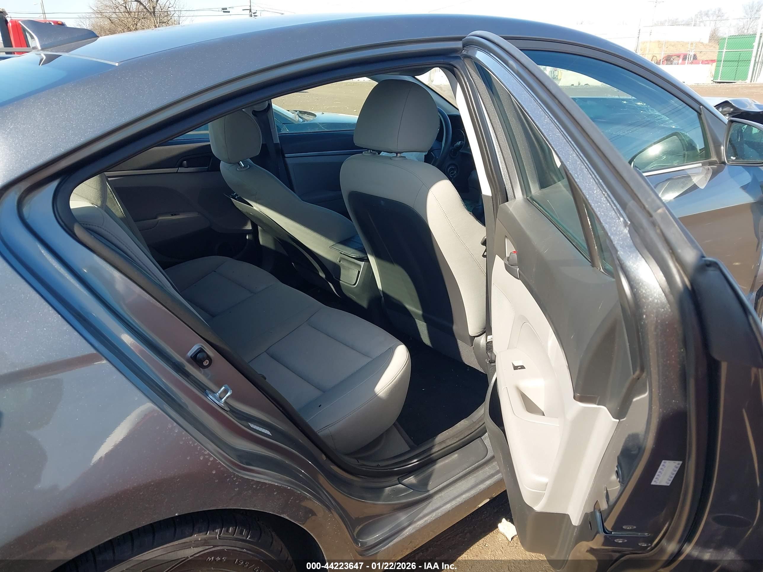 HYUNDAI ELANTRA image 8