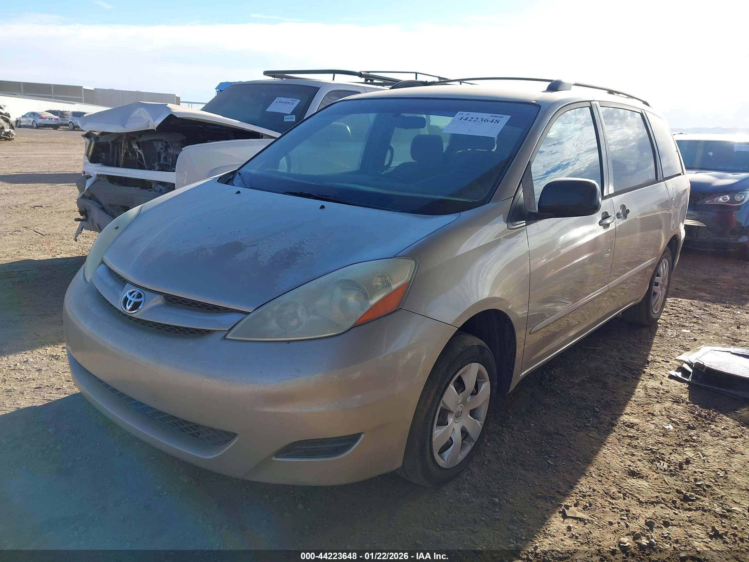 TOYOTA SIENNA image 2
