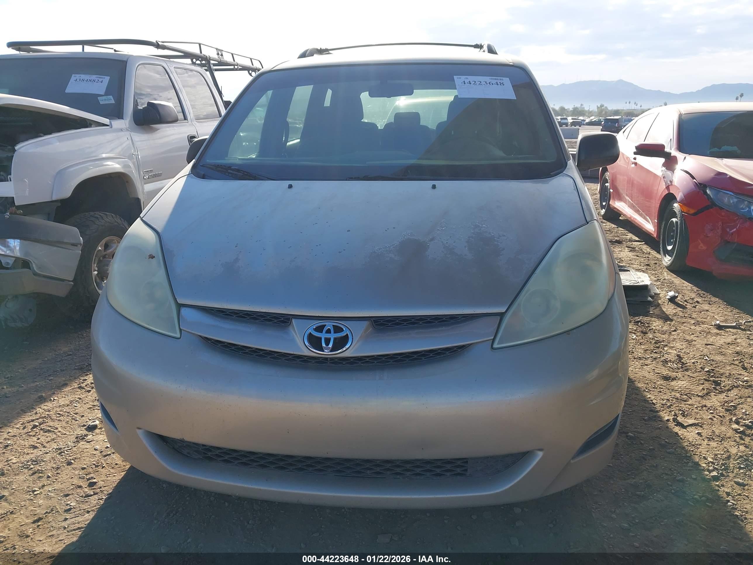 TOYOTA SIENNA image 6
