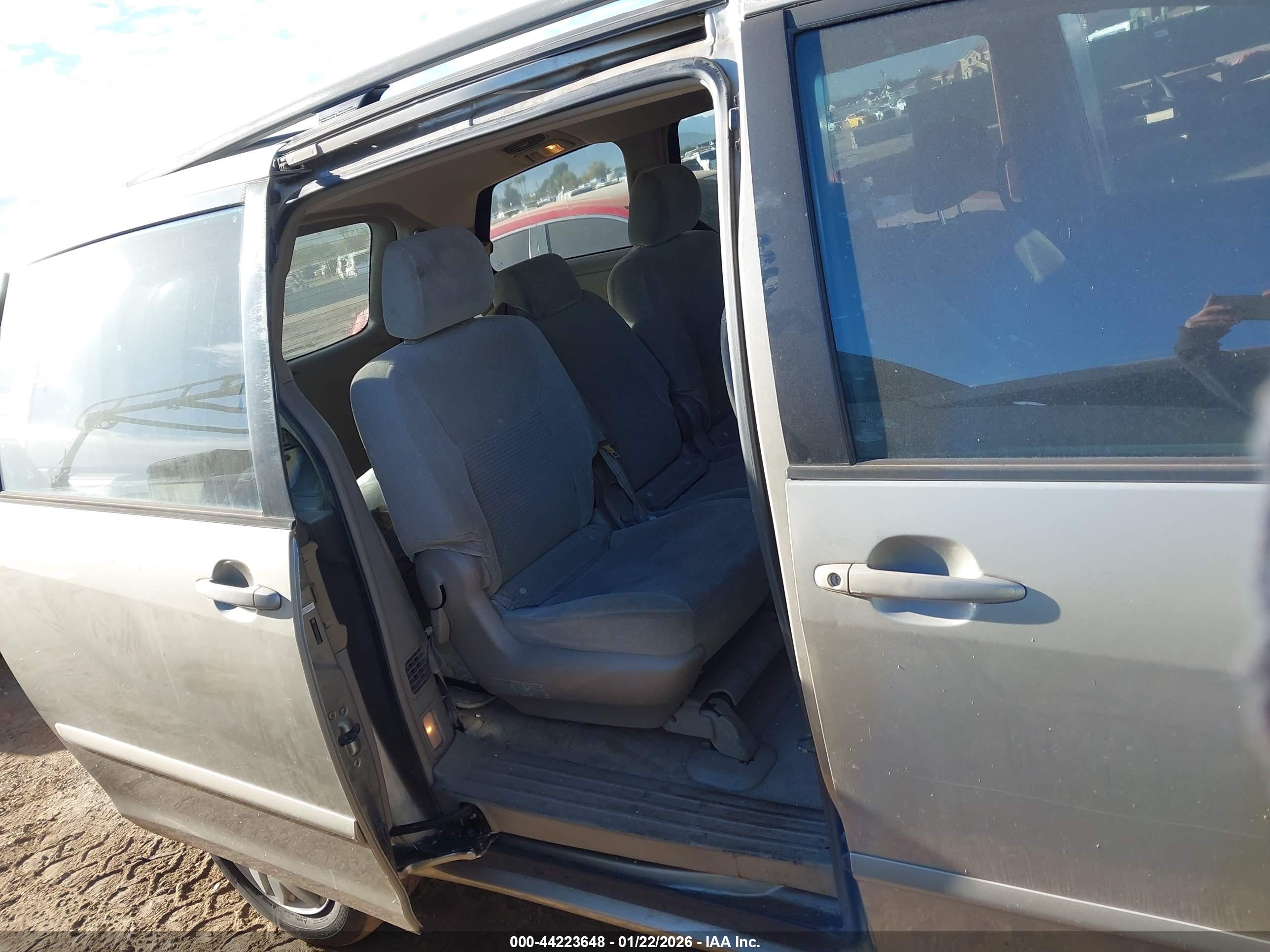 TOYOTA SIENNA image 8
