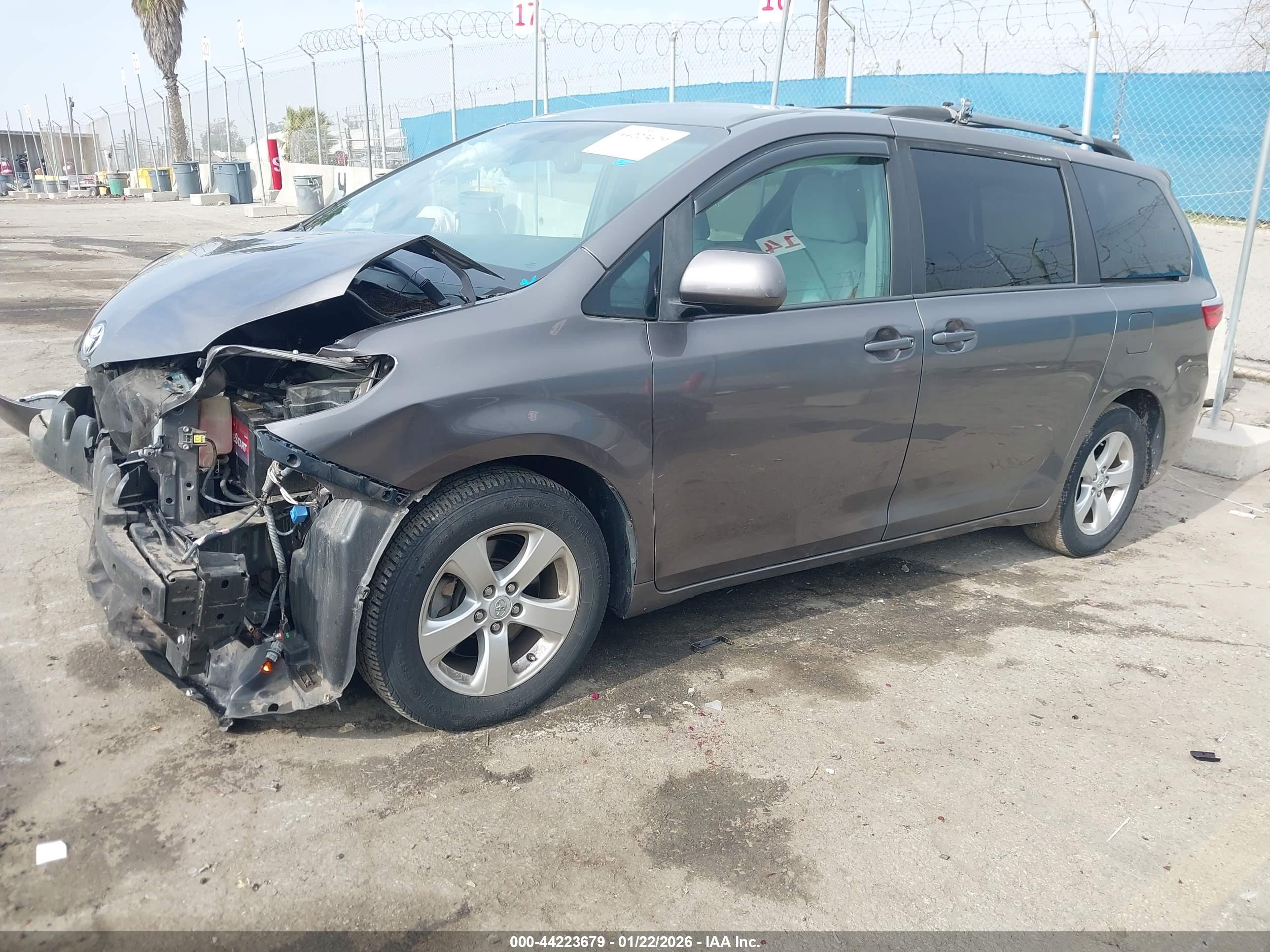 TOYOTA SIENNA image 2