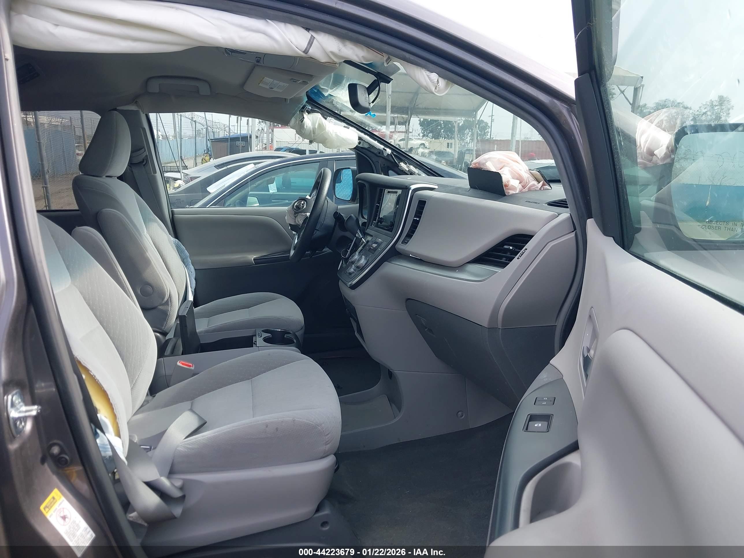 TOYOTA SIENNA image 5