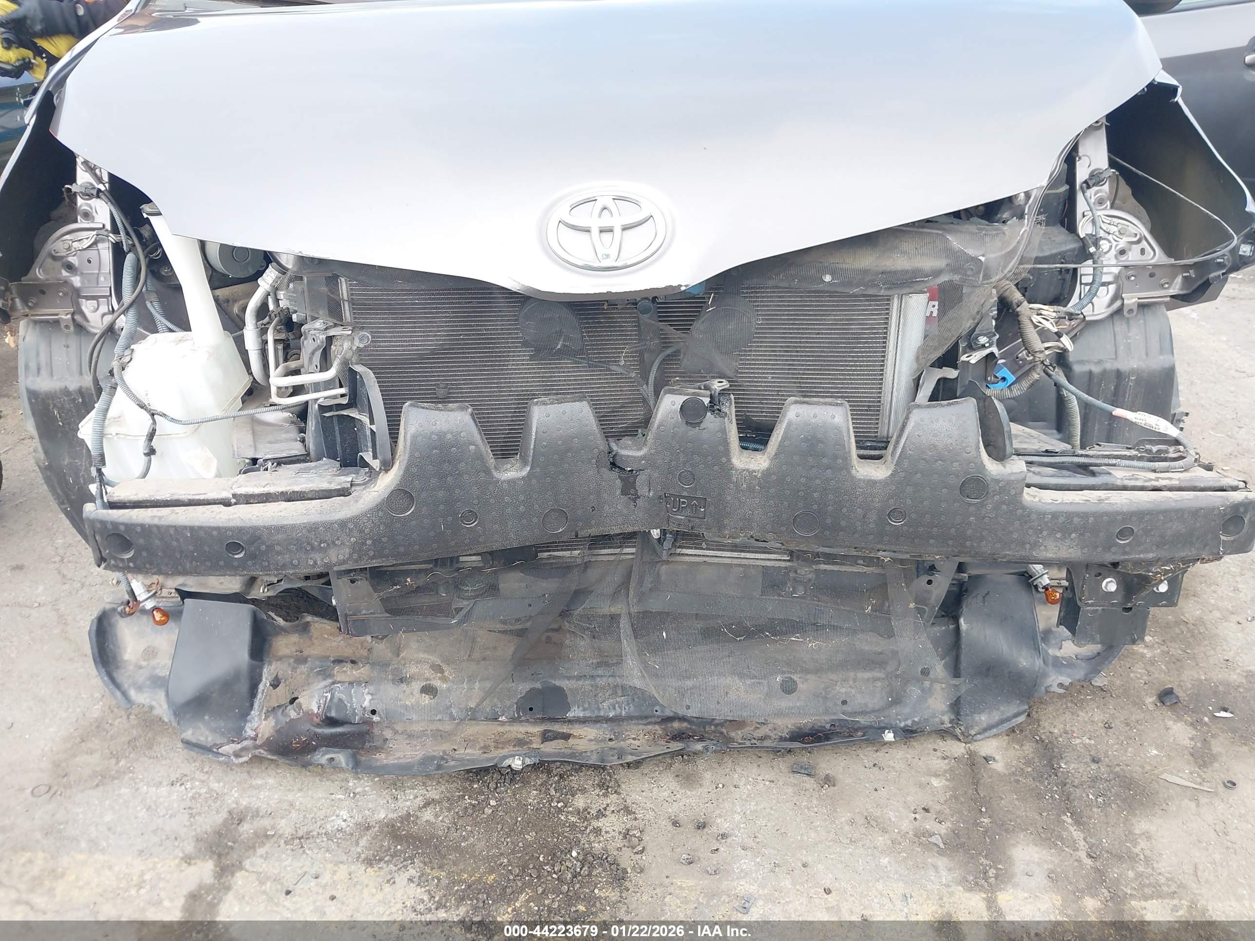 TOYOTA SIENNA image 6