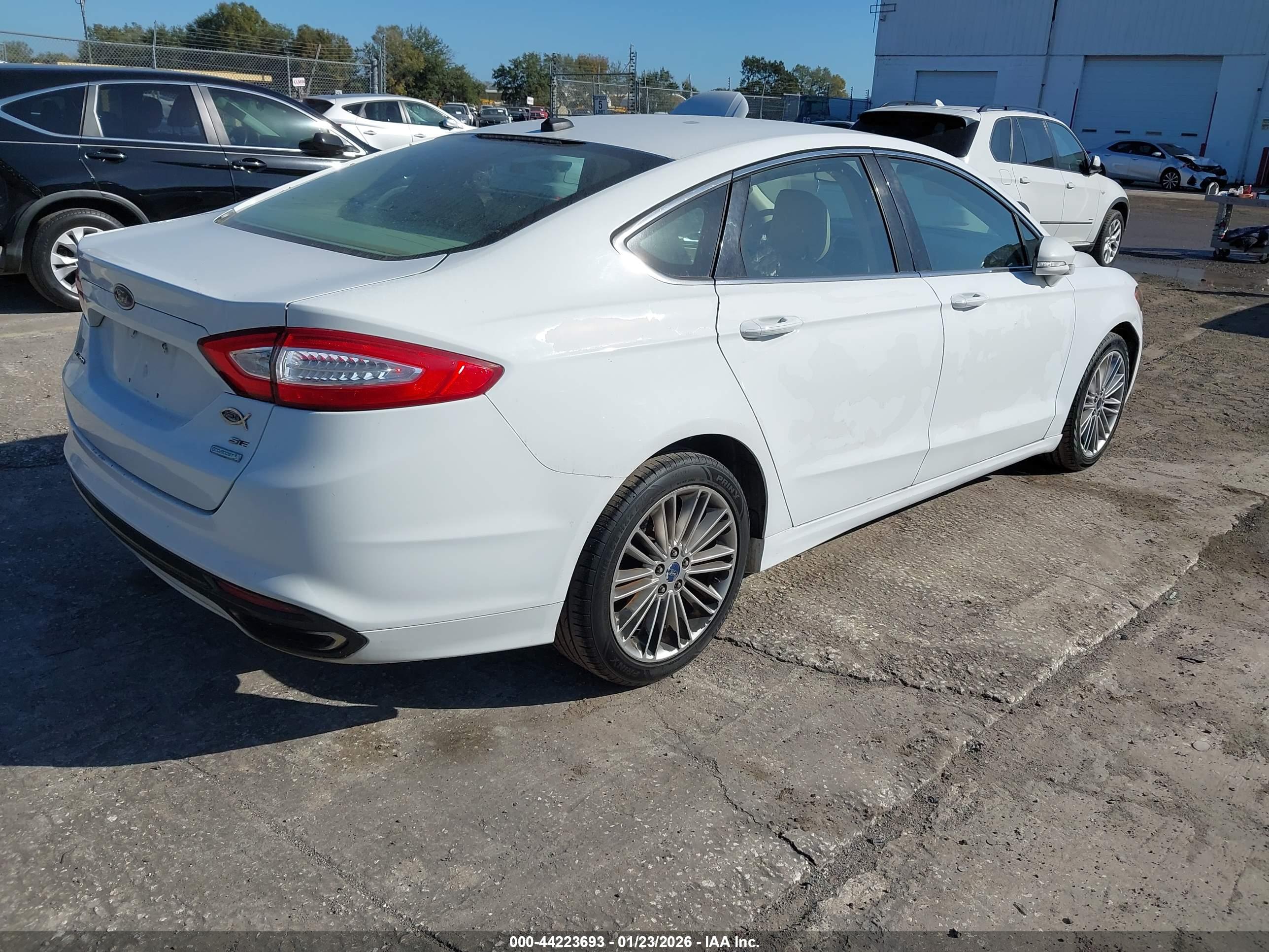 FORD FUSION image 4