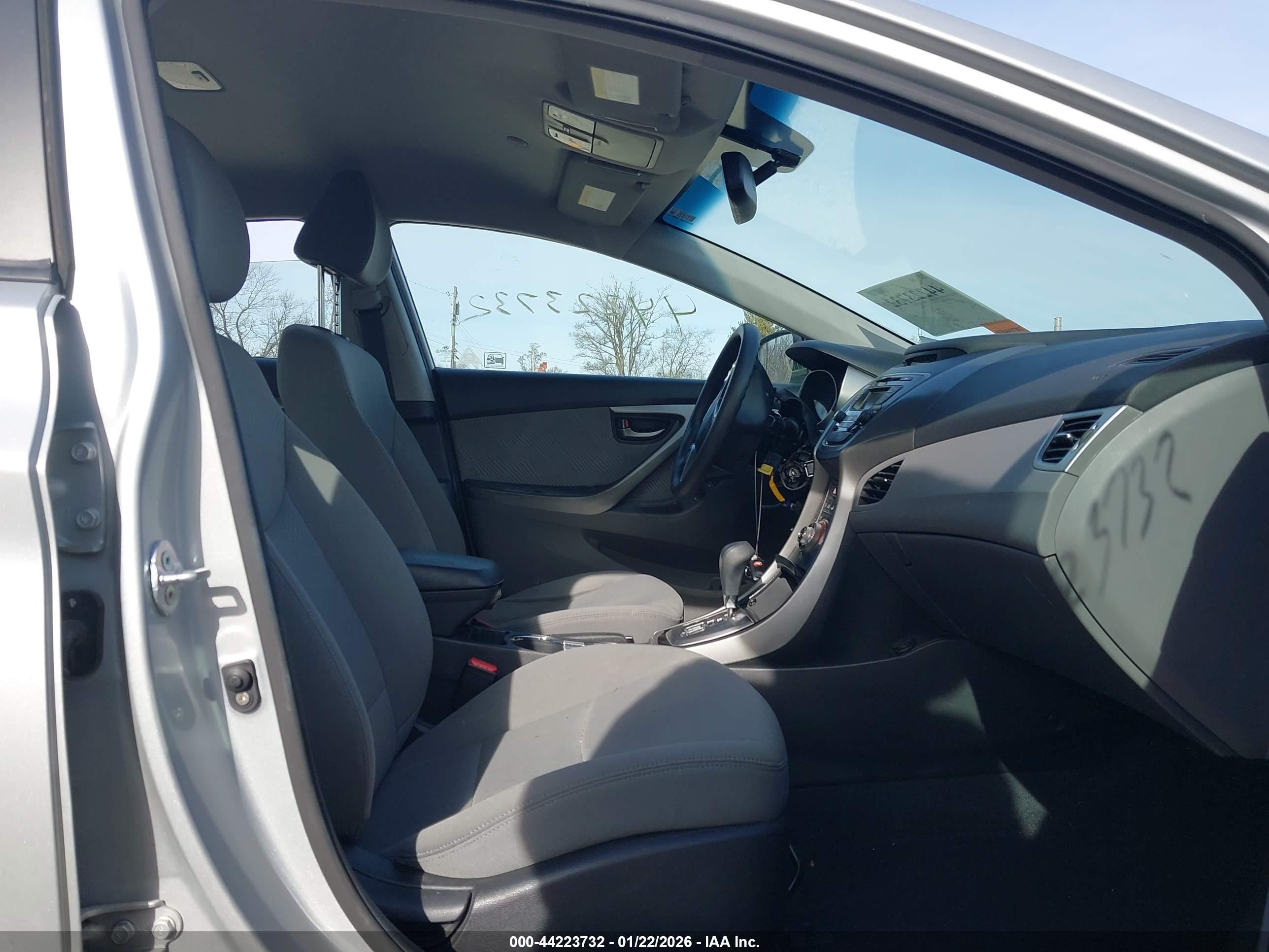 HYUNDAI ELANTRA image 5