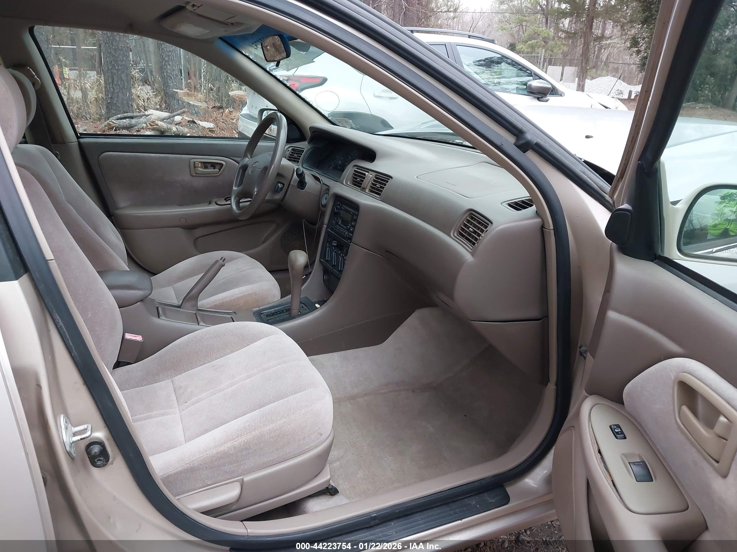 TOYOTA CAMRY image 5