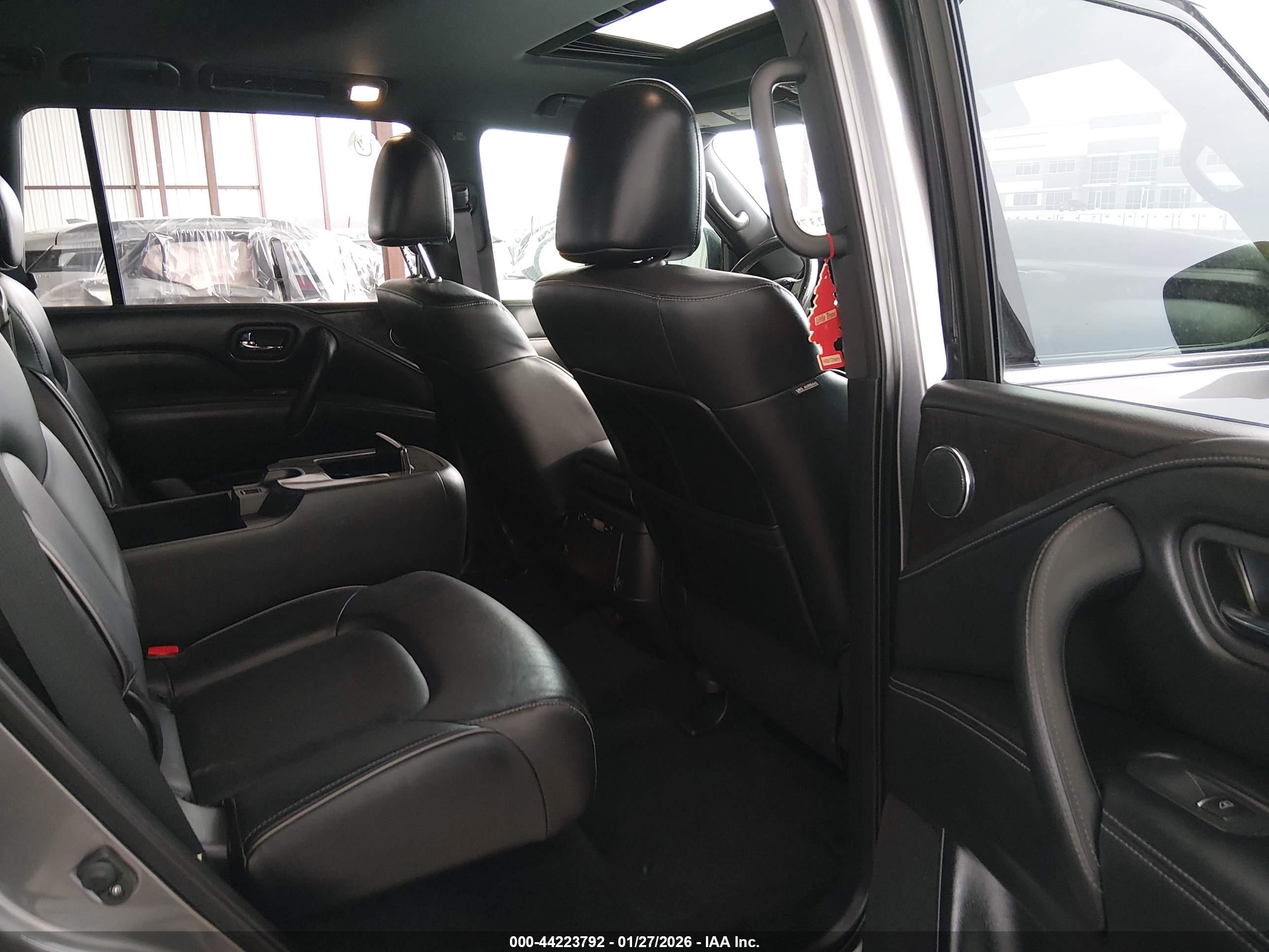 INFINITI QX80 image 8