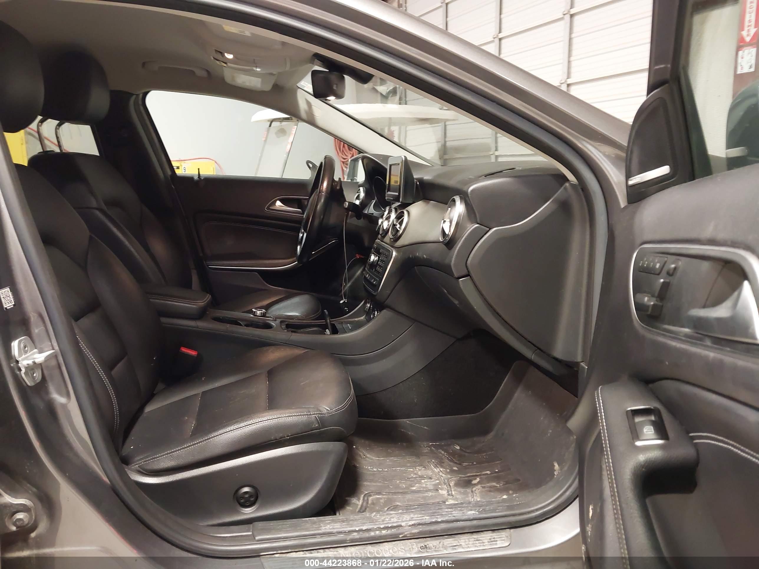 MERCEDES-BENZ GLA image 5