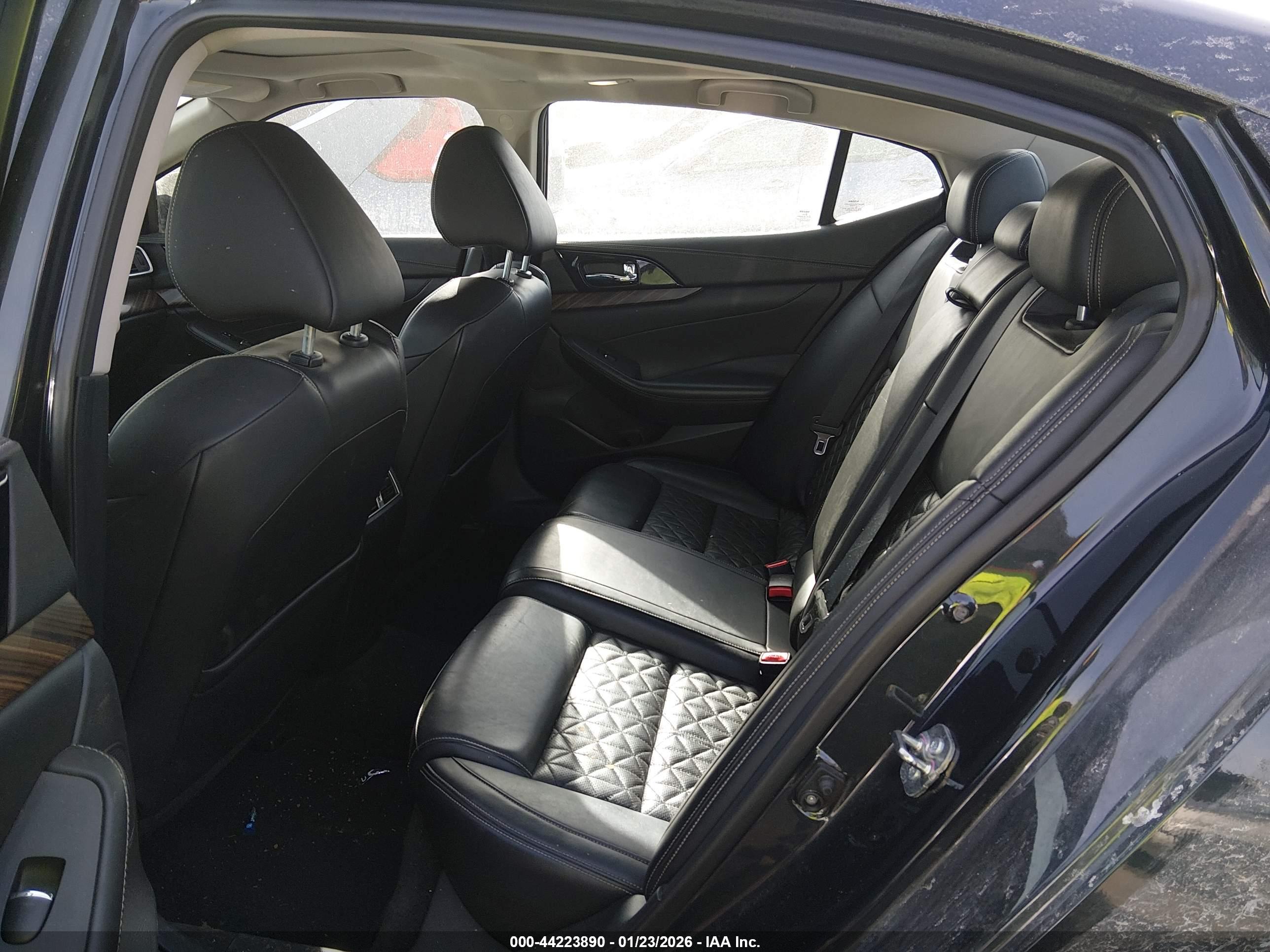 NISSAN MAXIMA image 8
