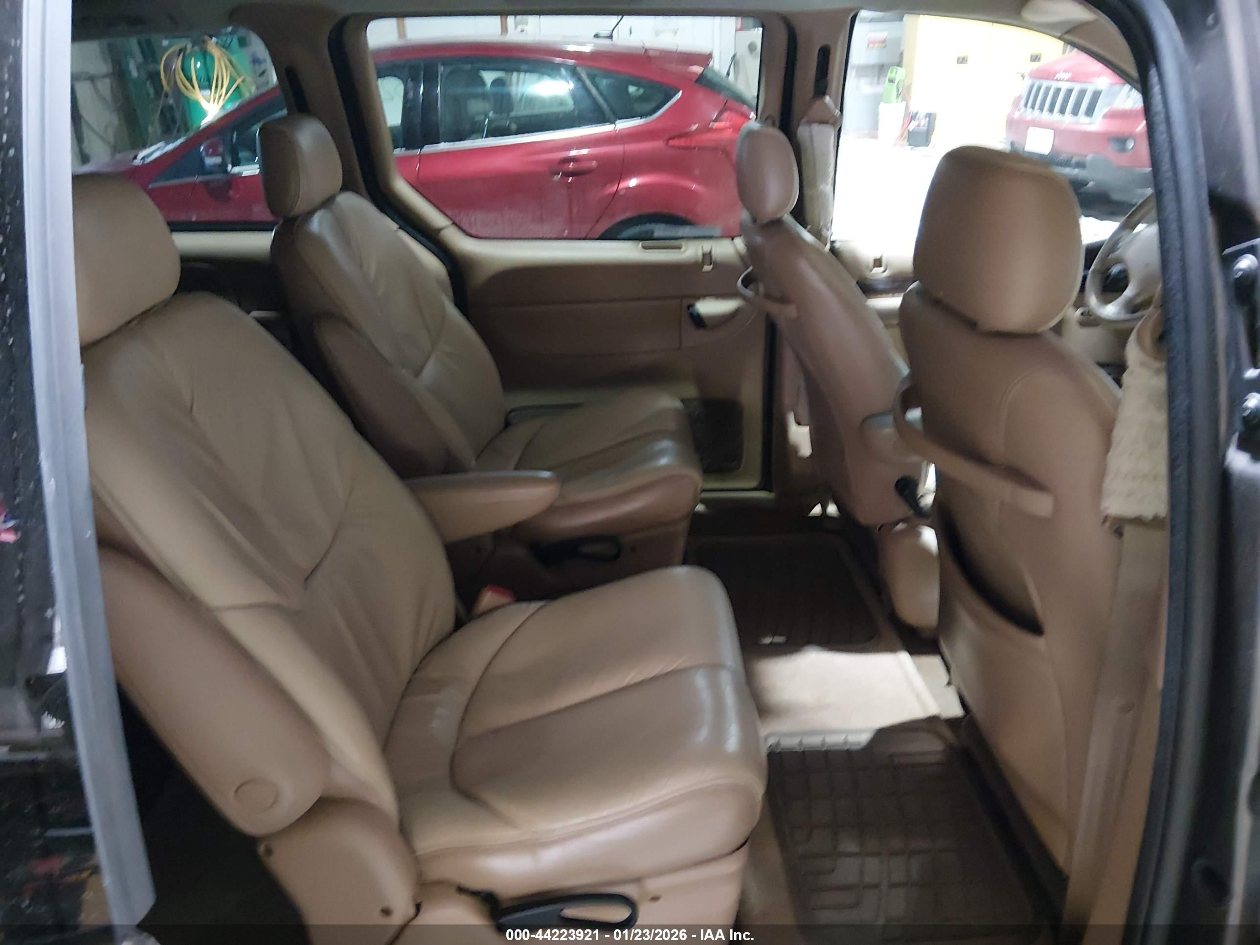 CHRYSLER TOWN image 8