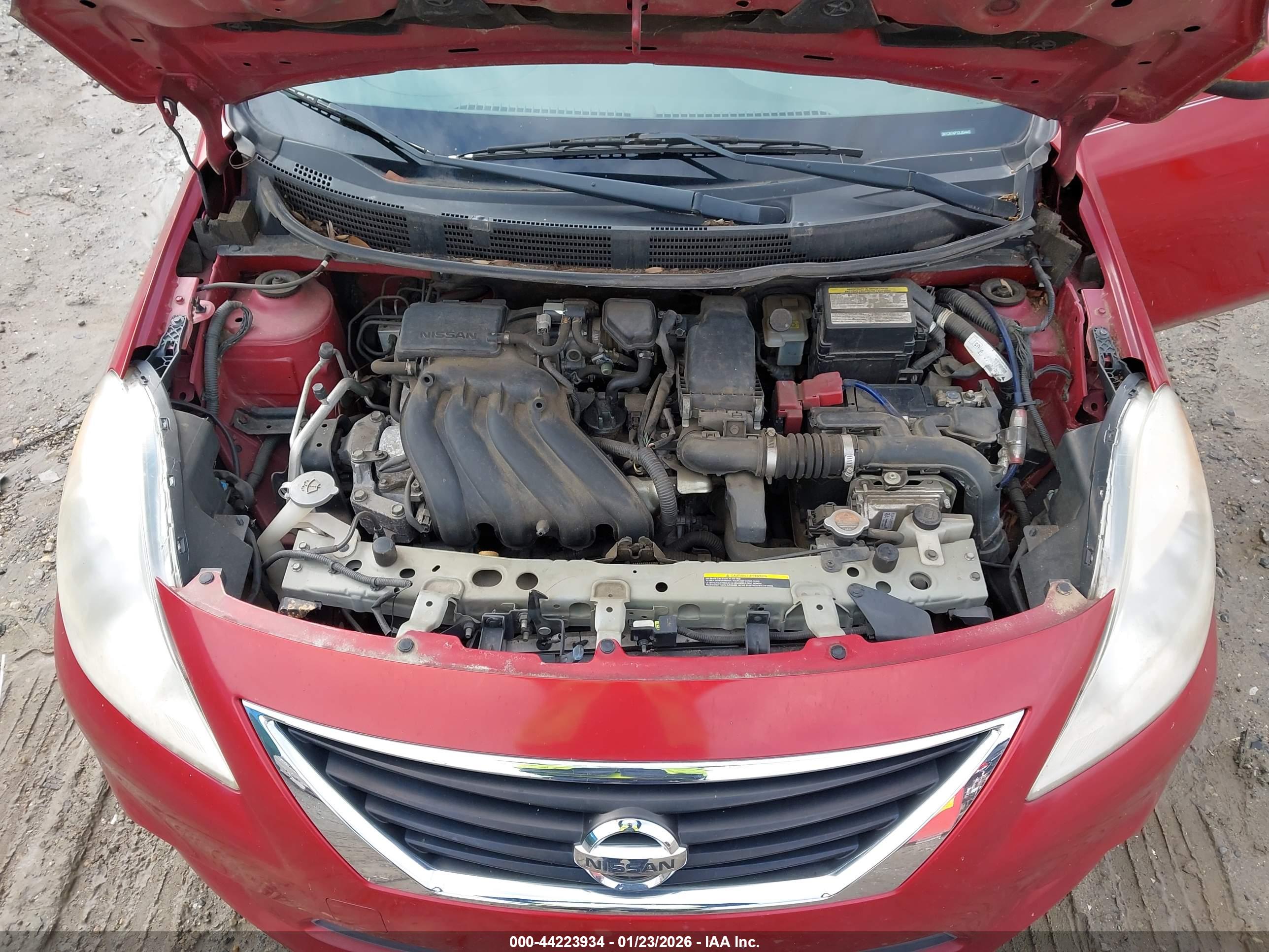 NISSAN VERSA image 10