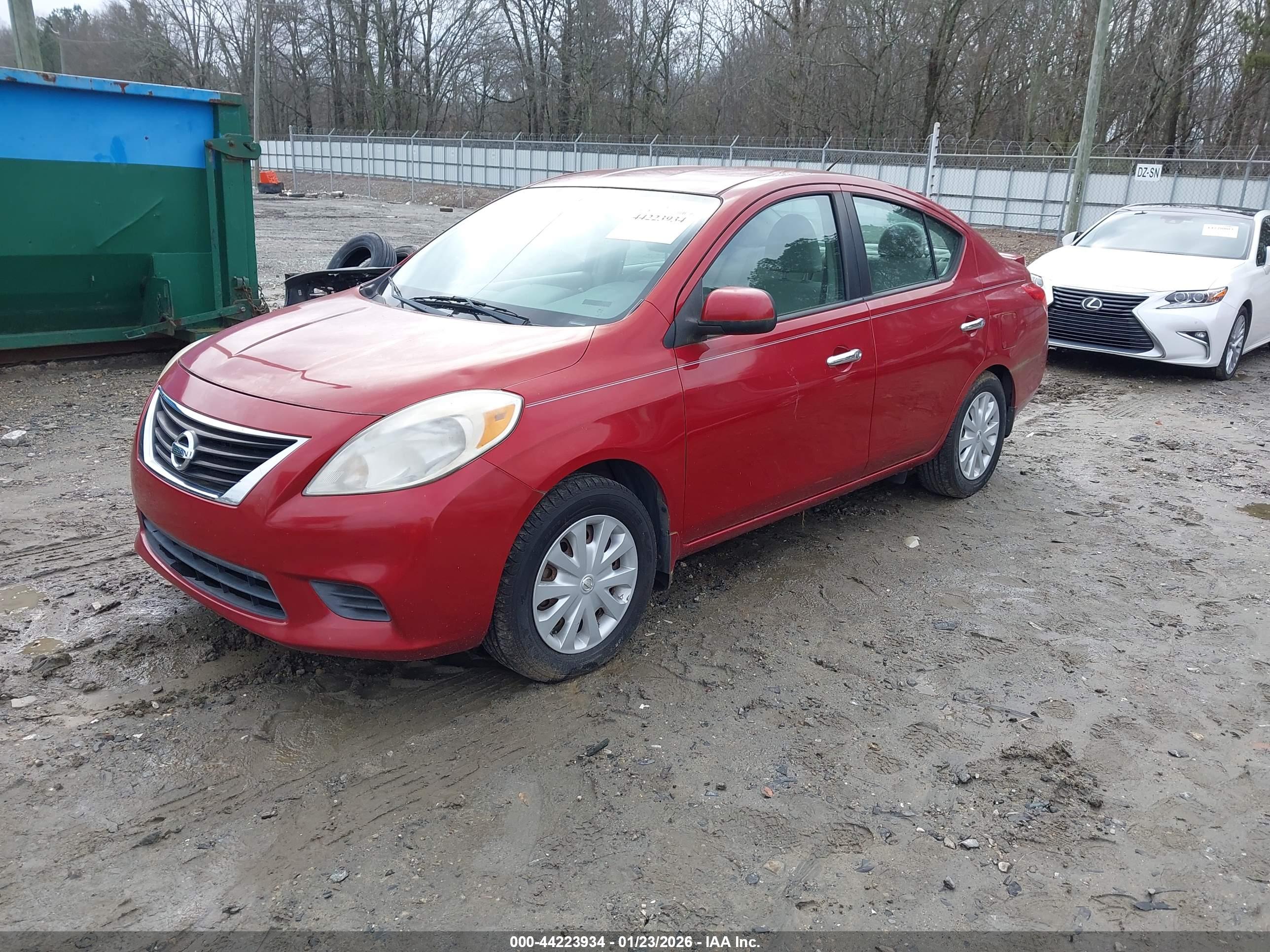 NISSAN VERSA image 2