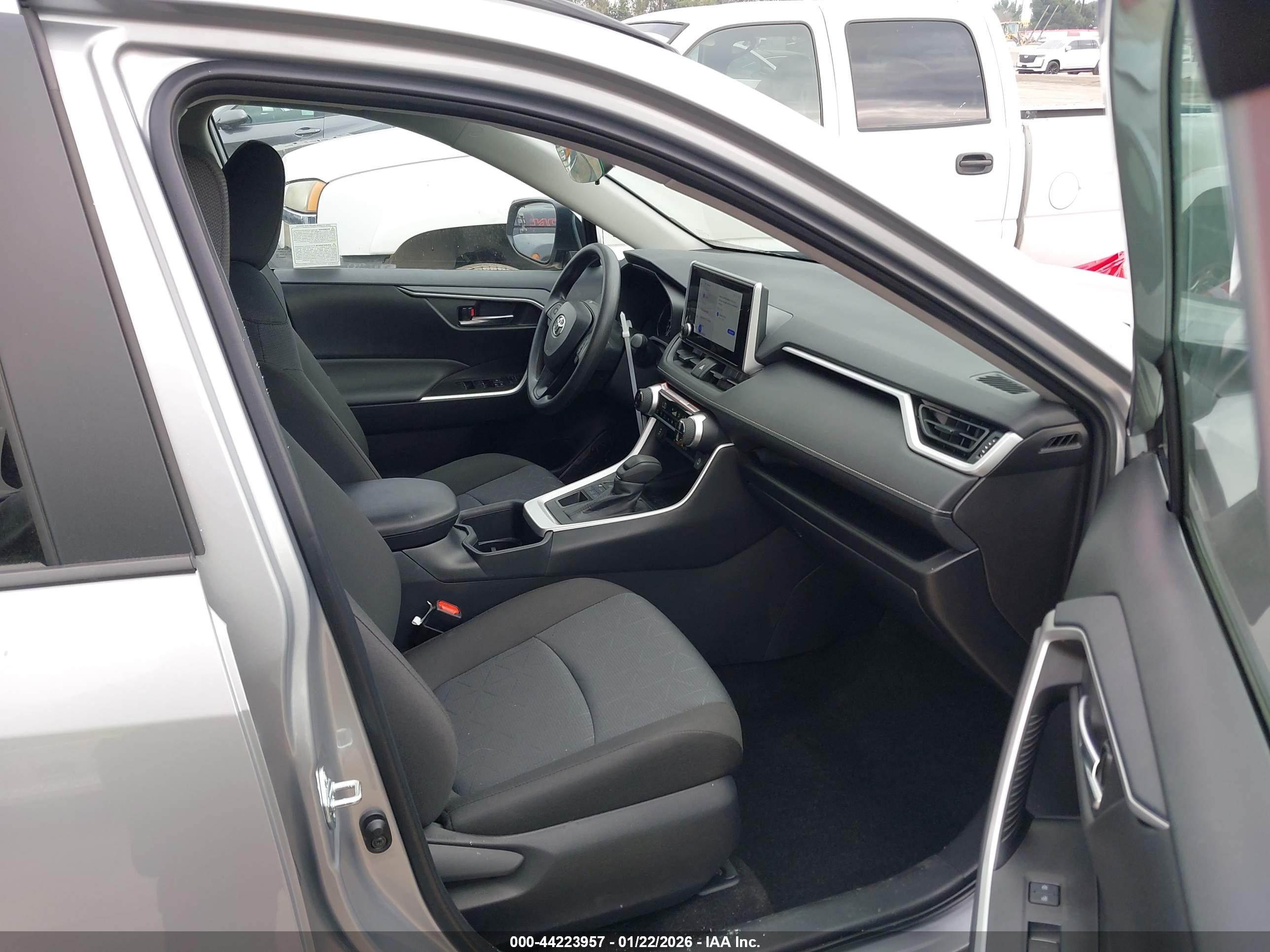 TOYOTA RAV4 image 5
