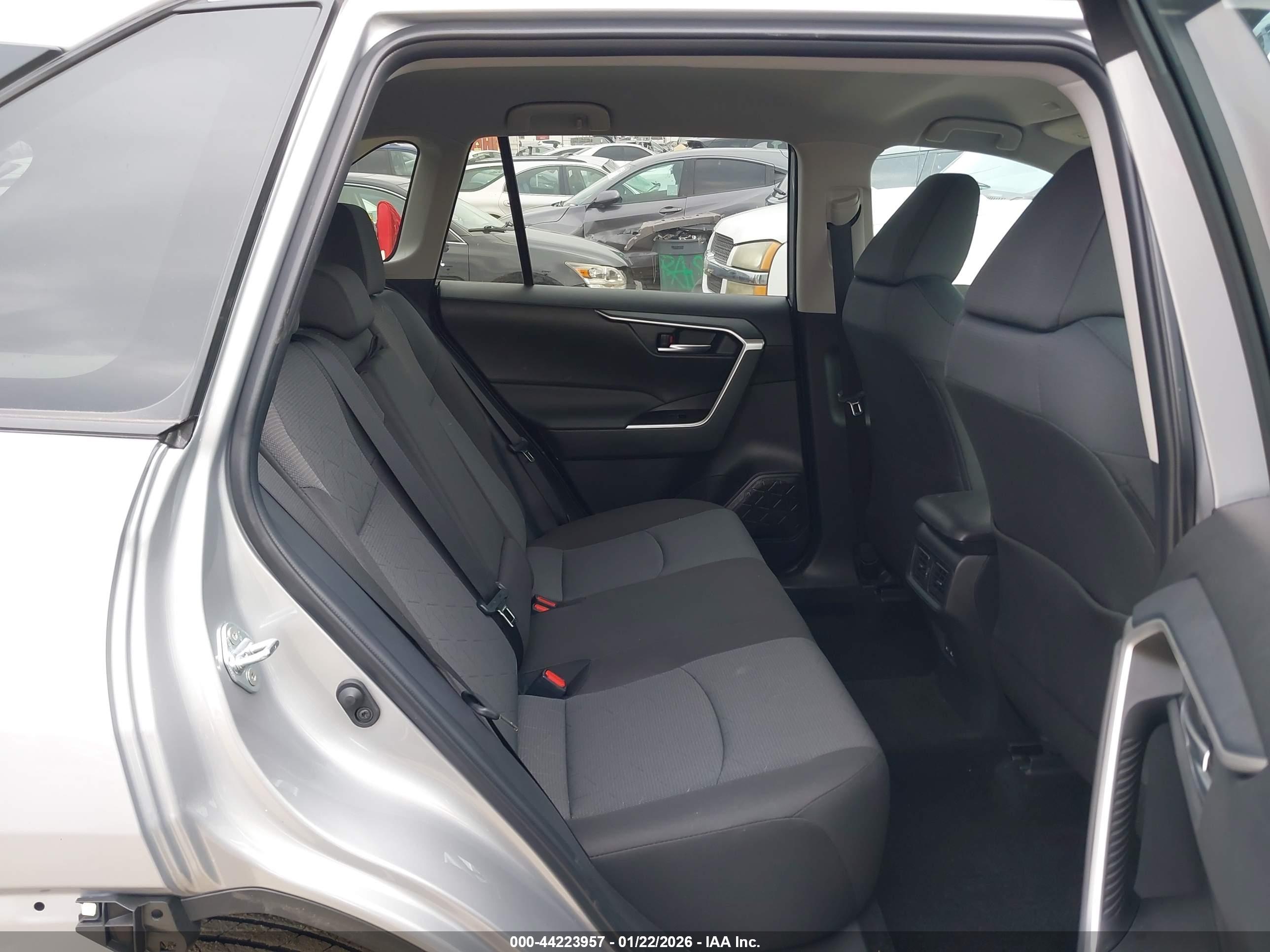 TOYOTA RAV4 image 8
