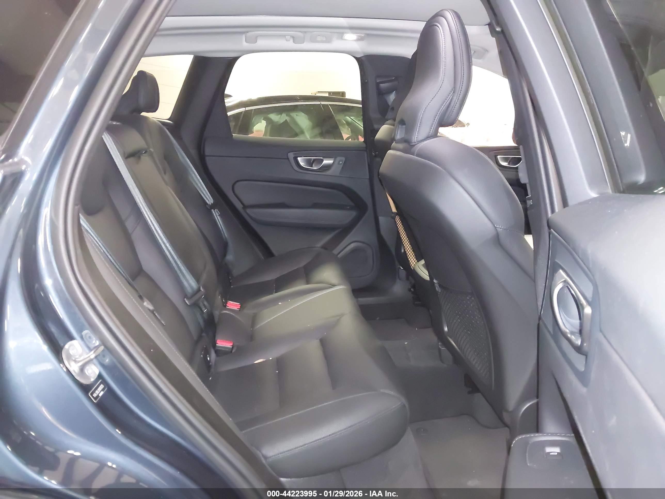 VOLVO XC60 image 8