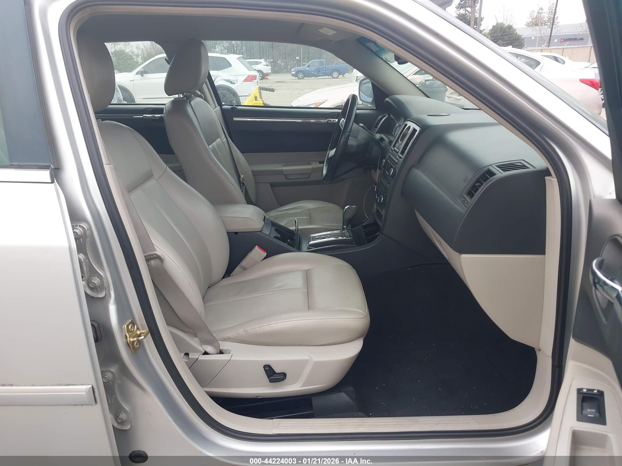CHRYSLER 300 image 5