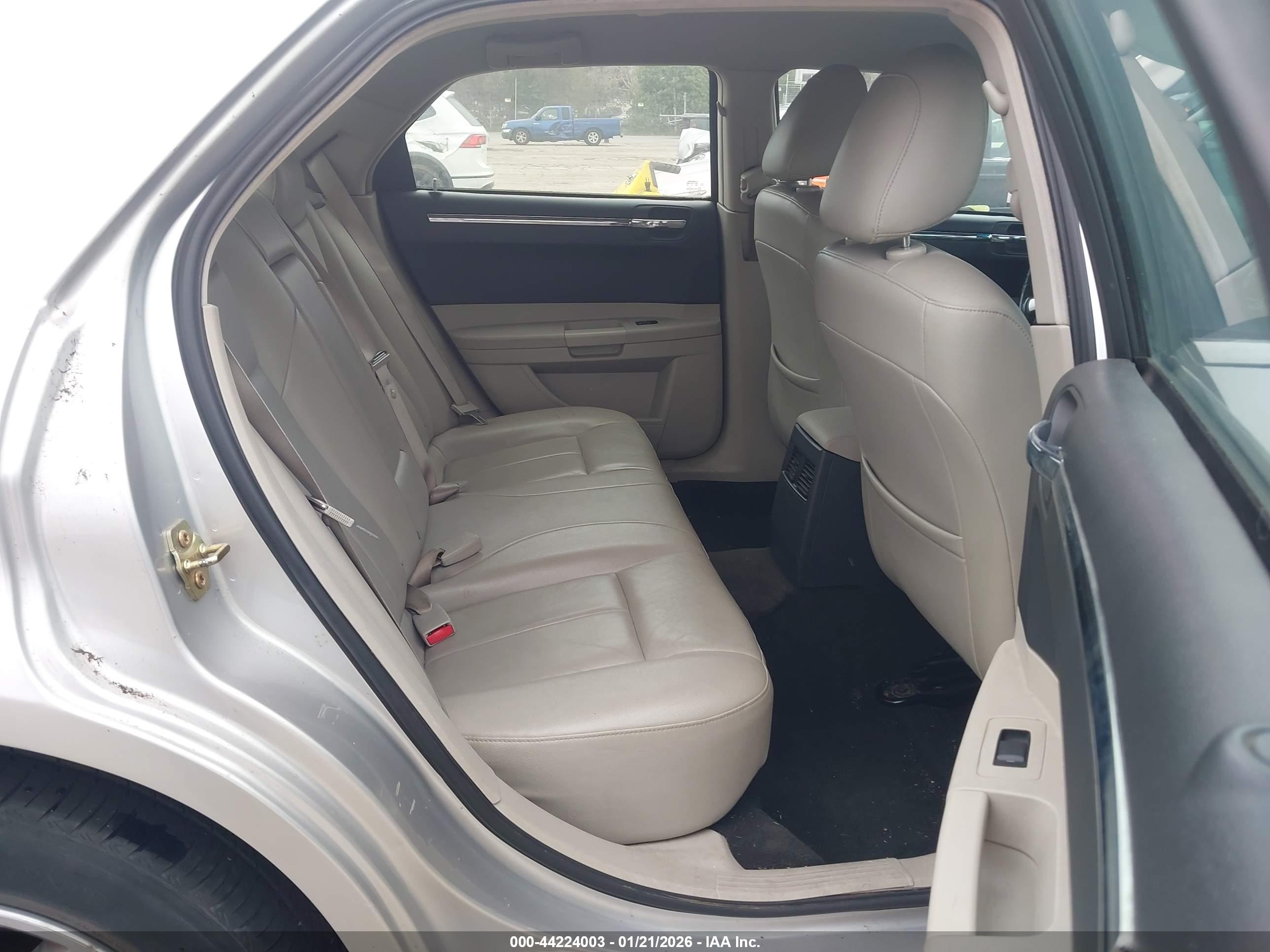 CHRYSLER 300 image 8