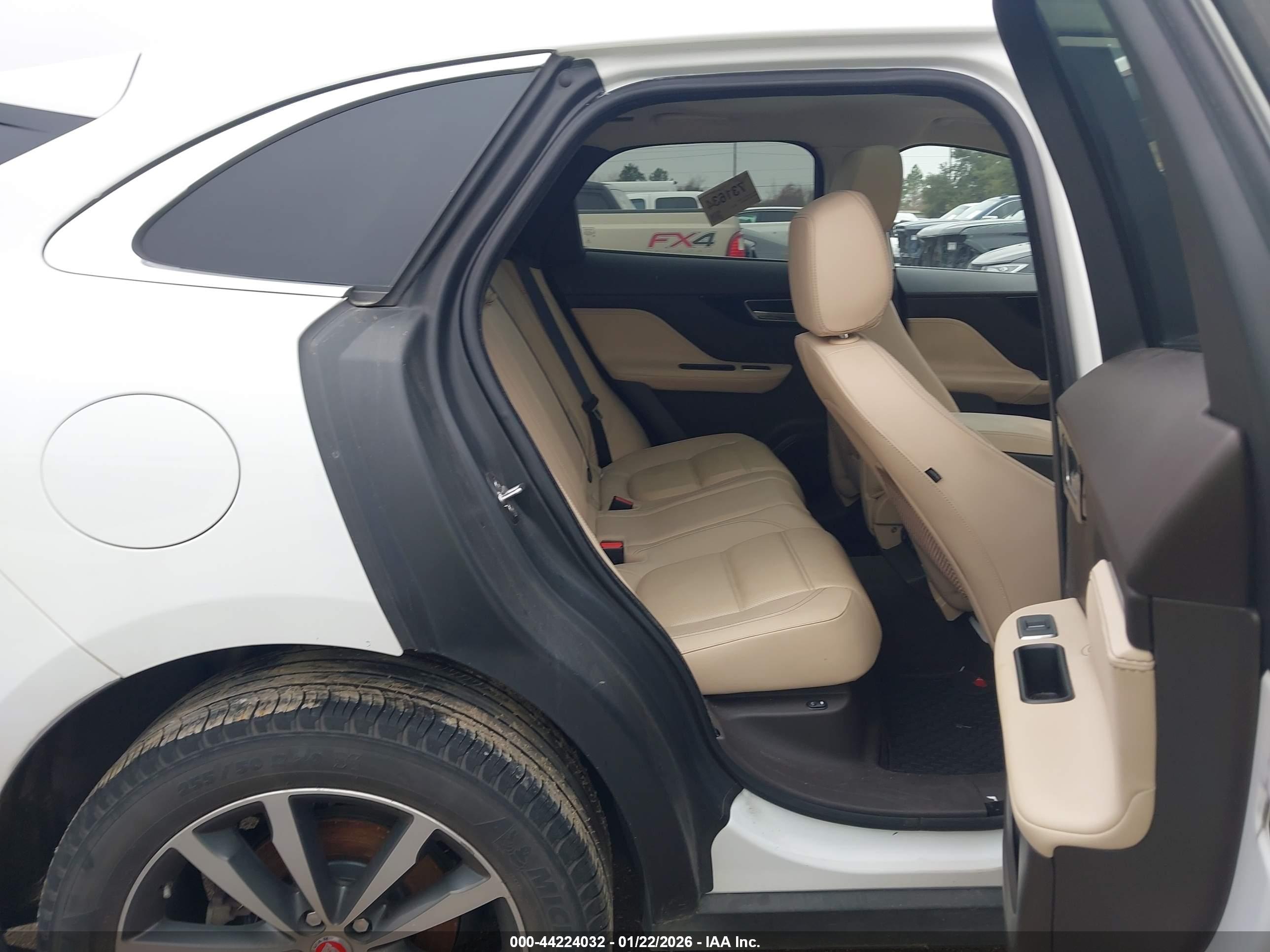 JAGUAR F-PACE image 8