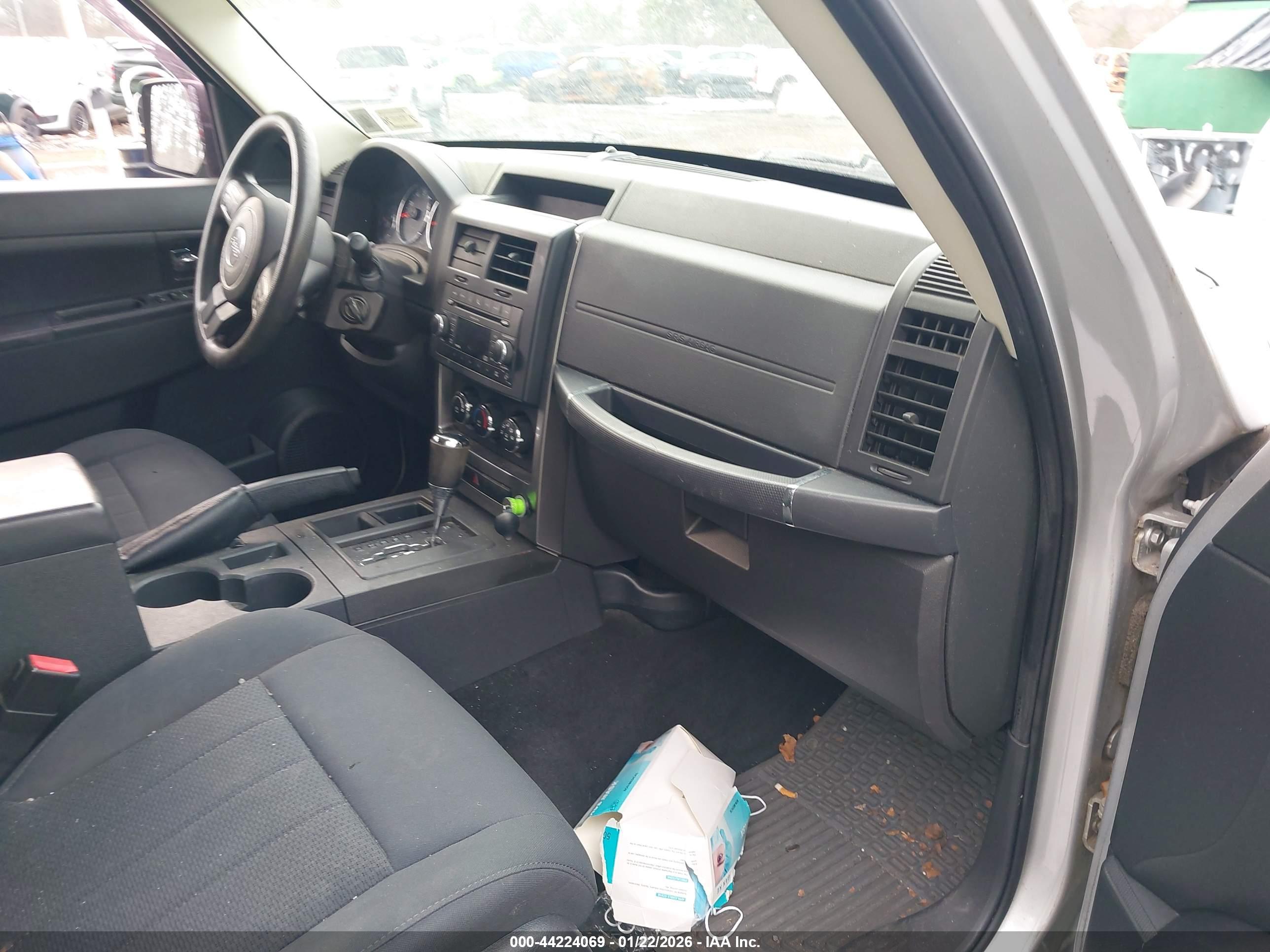 JEEP LIBERTY image 5