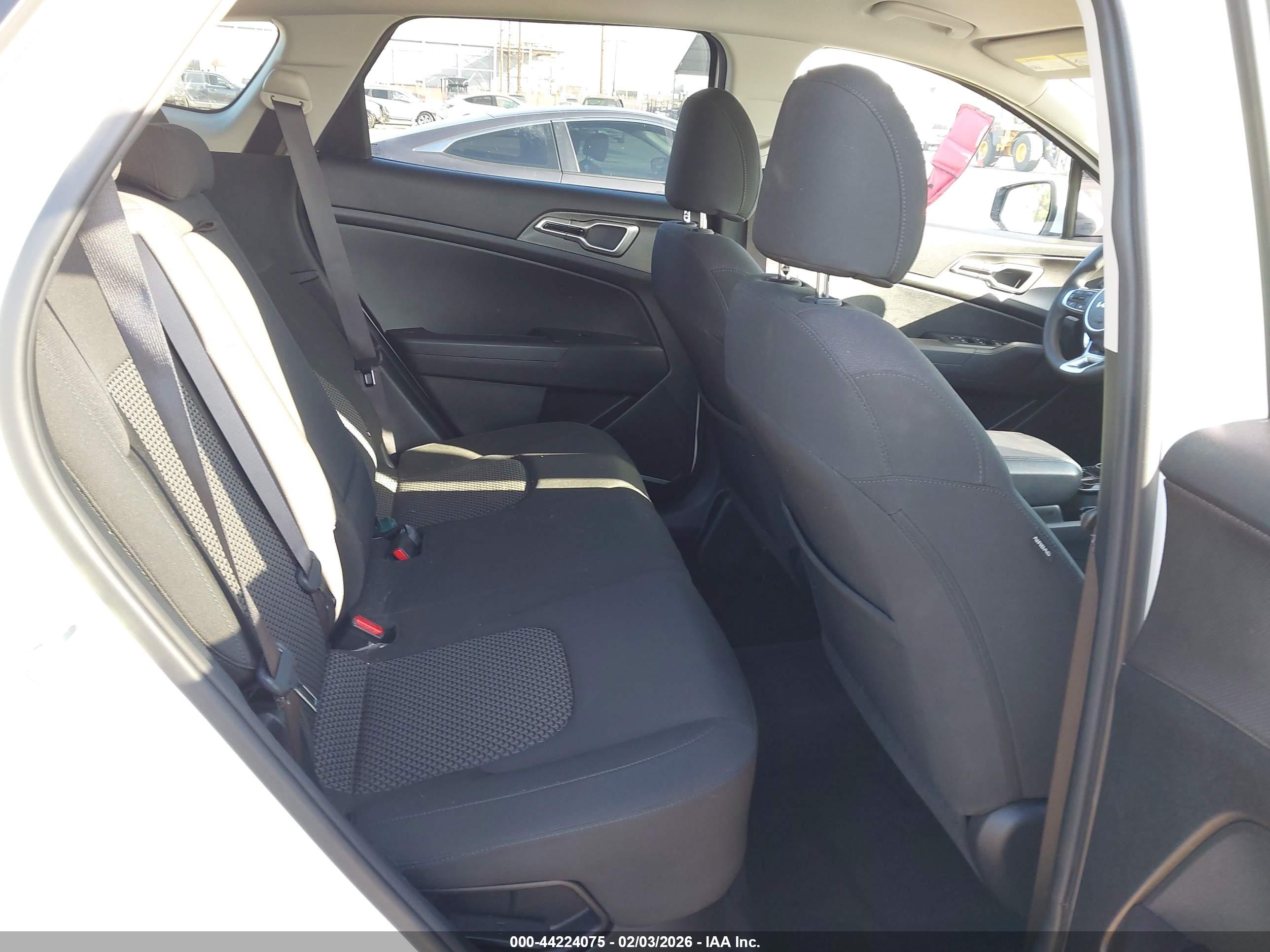 KIA SPORTAGE image 8